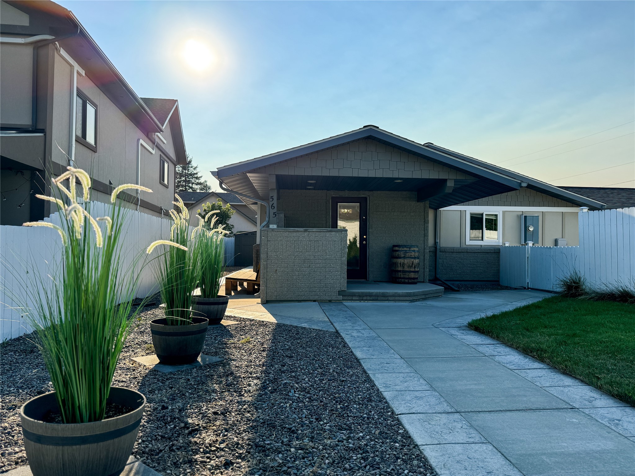 565 S Johnson Street Property Photo 1