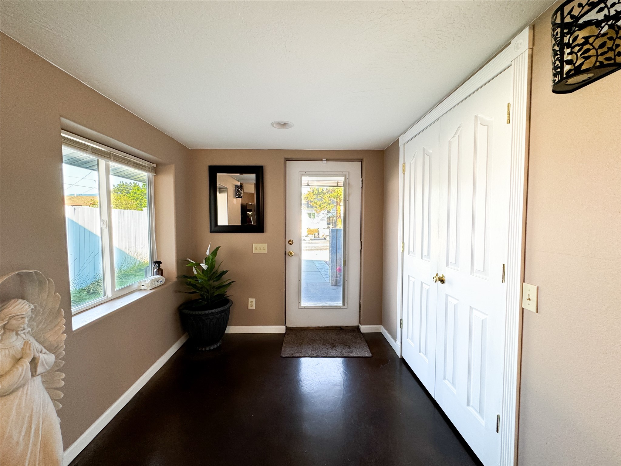 565 S Johnson Street Property Photo 6
