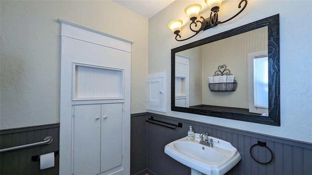 300 1st Avenue E Property Photo 29