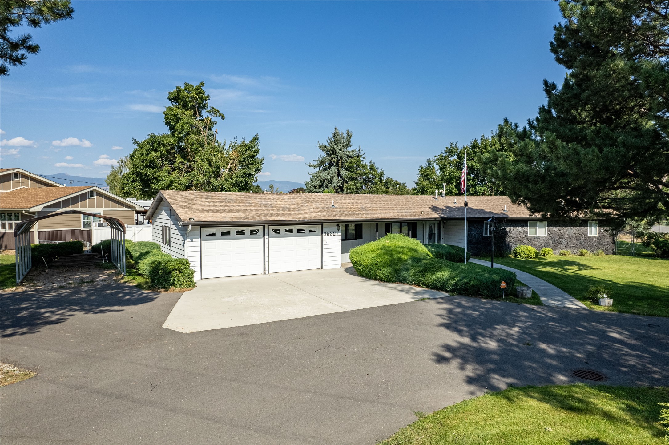 1522 Clements Road Property Photo 4