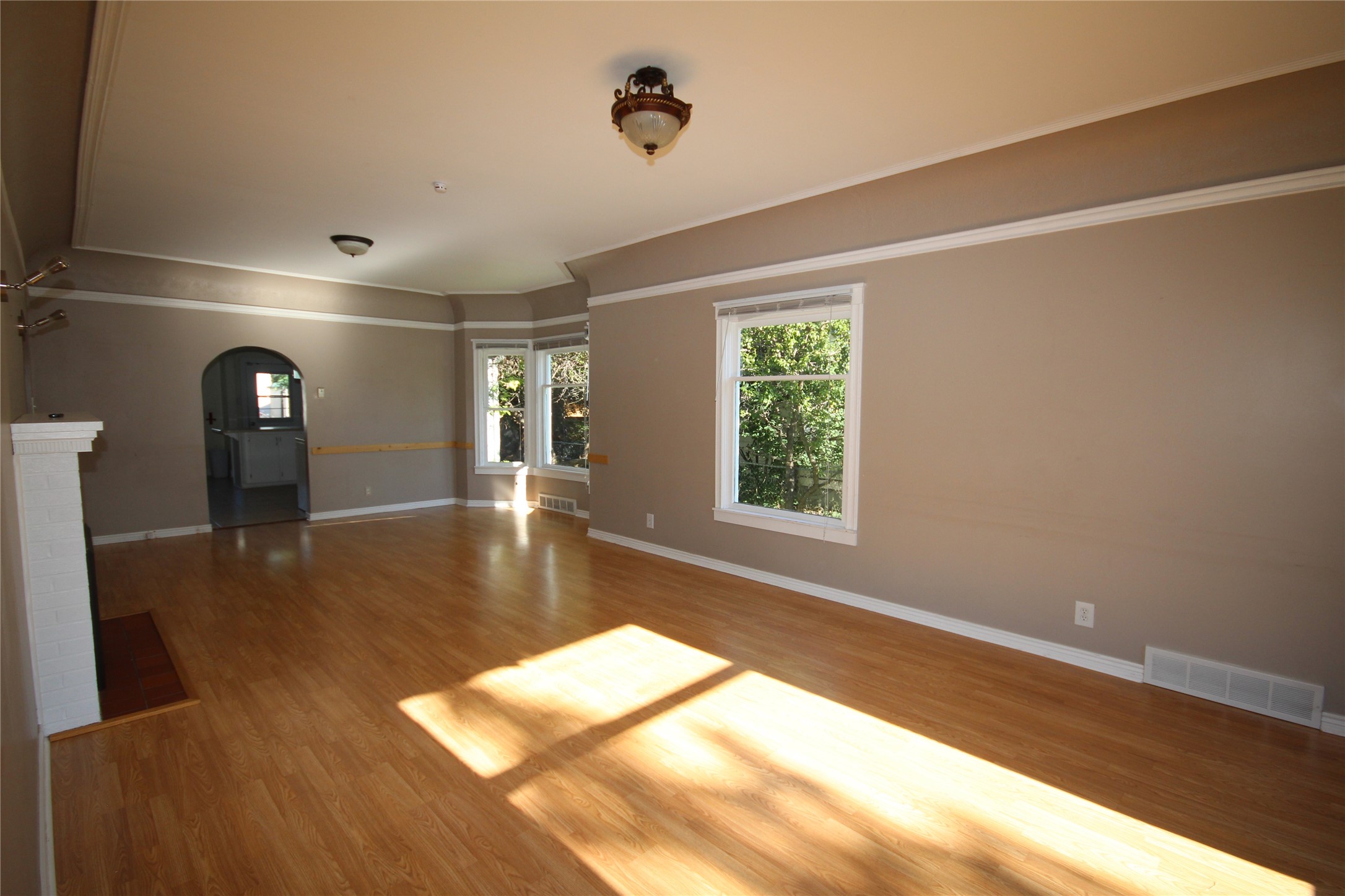 527 2nd Avenue W Property Photo 1