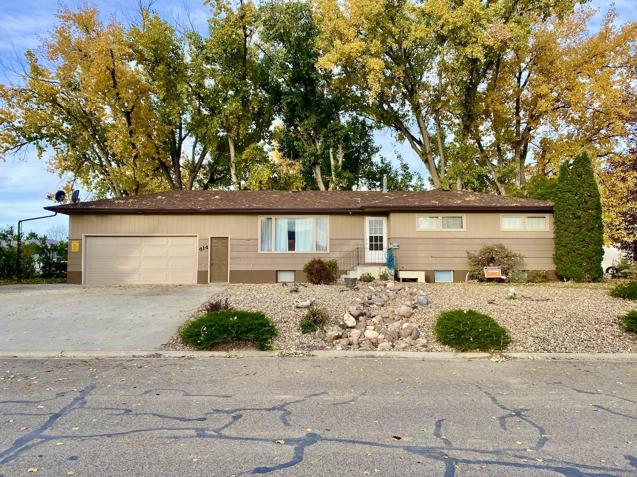 414 2nd Street W Property Photo 1