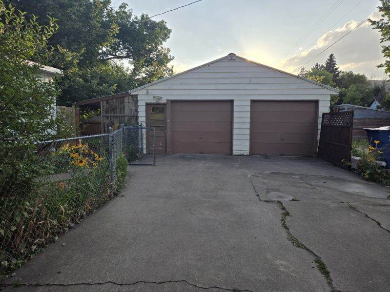 212 Millard Street S Property Photo 4