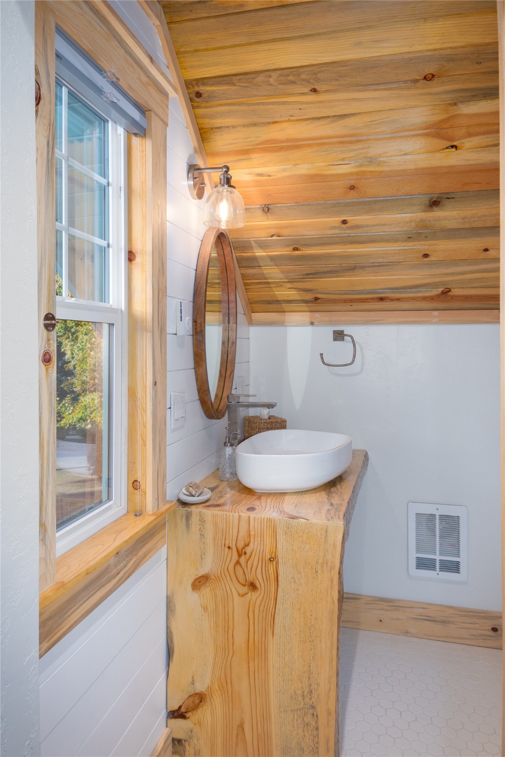 804 Mineral Avenue Property Photo 9