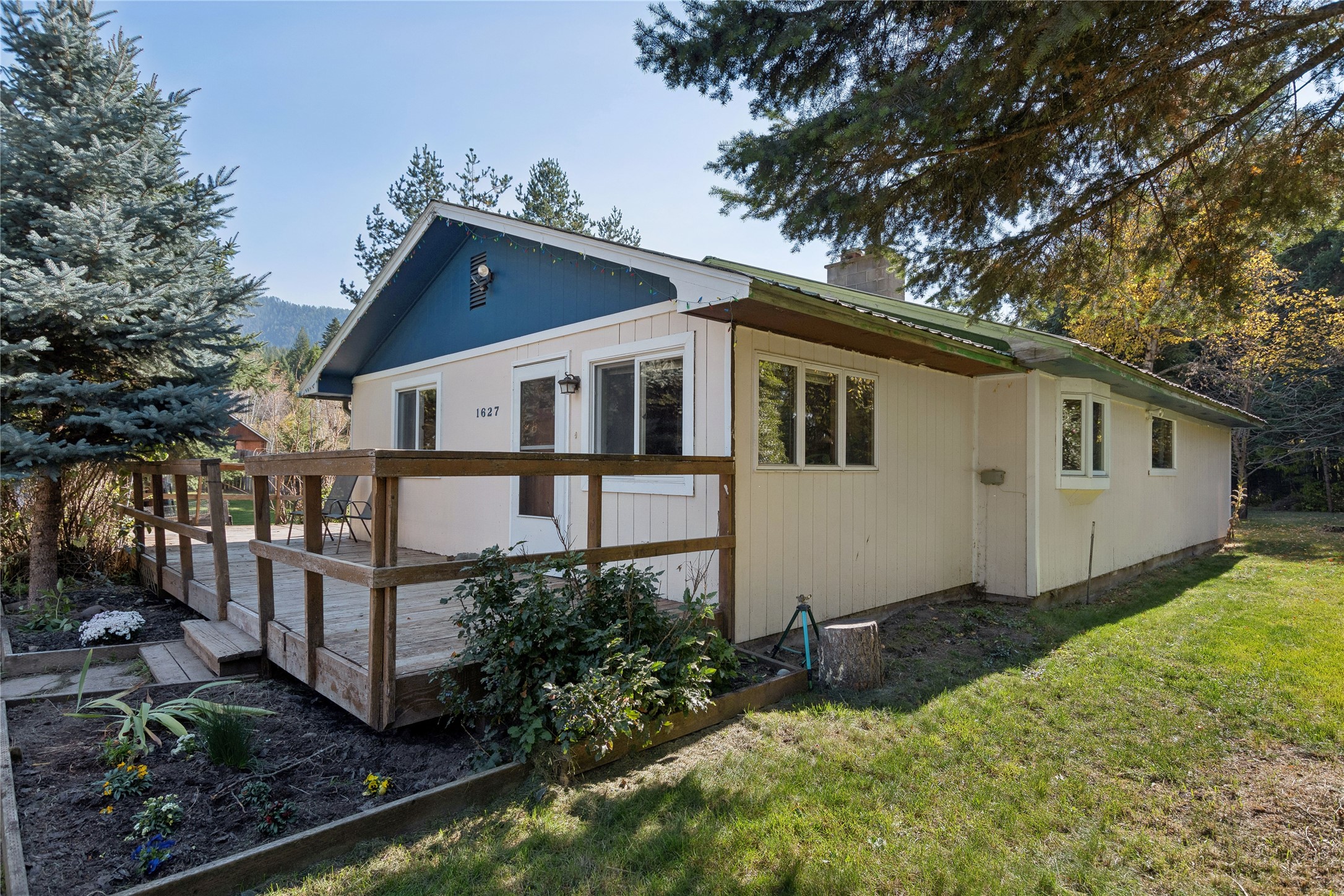 1627 Foothill Road Property Photo 1