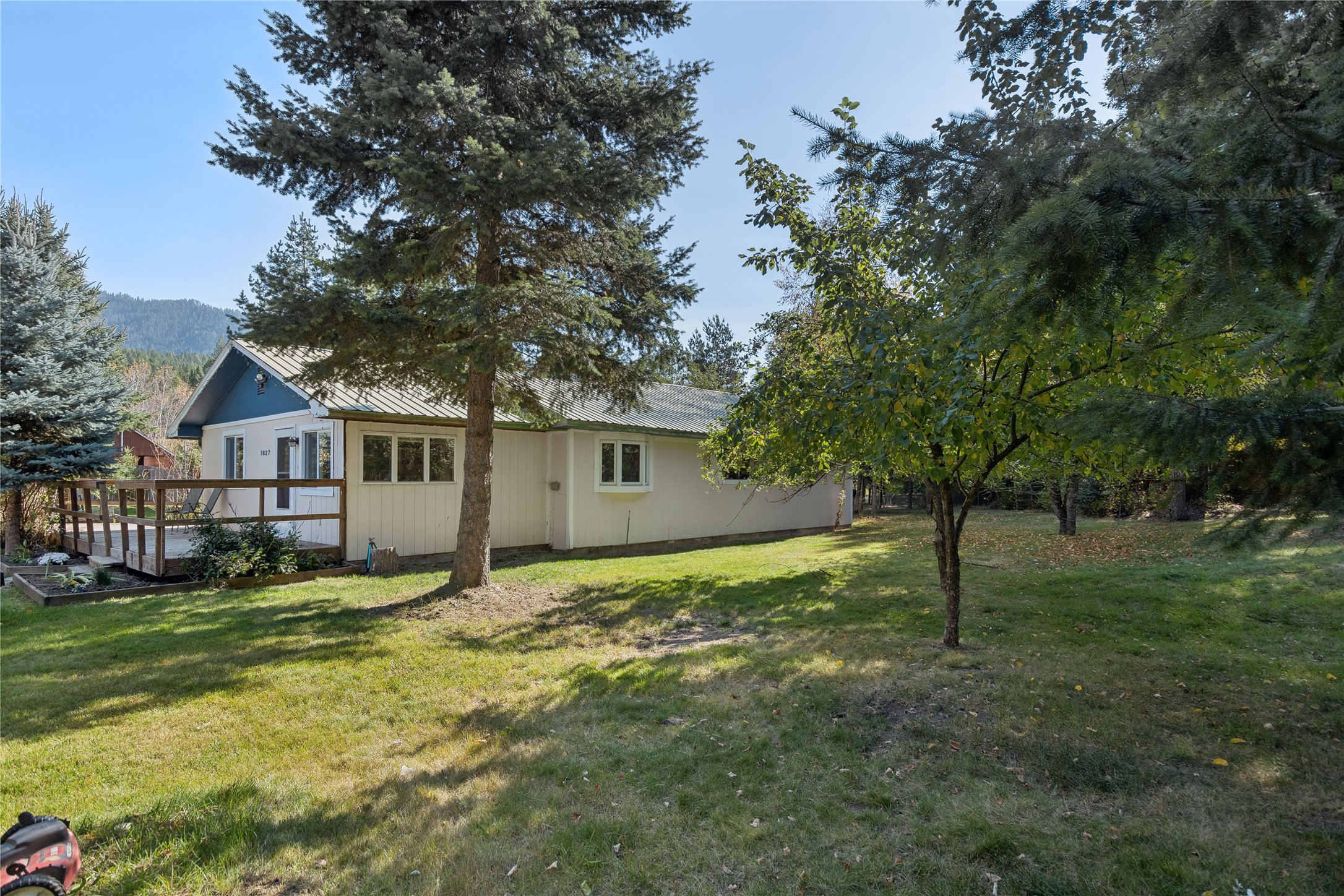 1627 Foothill Road Property Photo 2