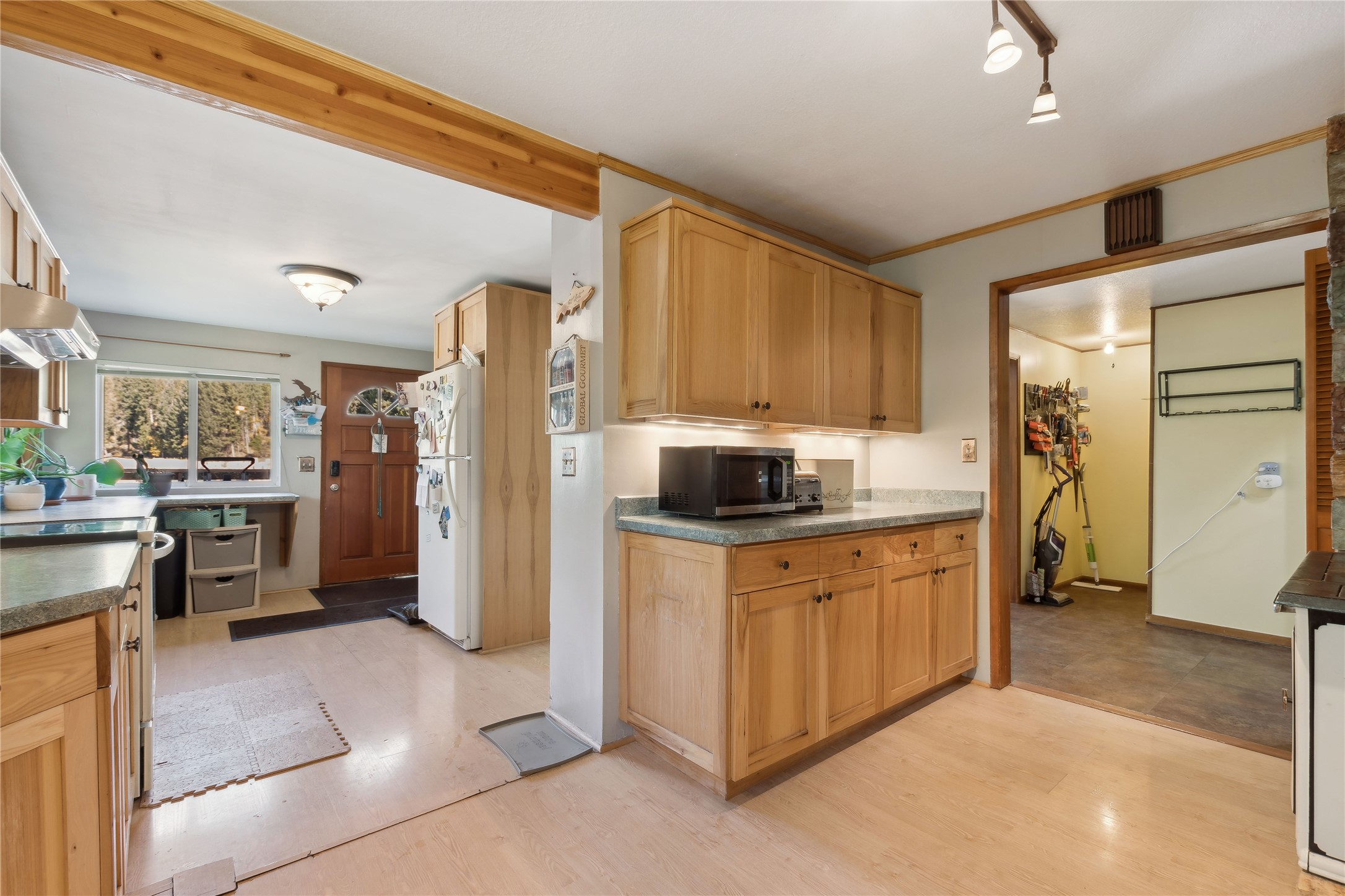 1627 Foothill Road Property Photo 13