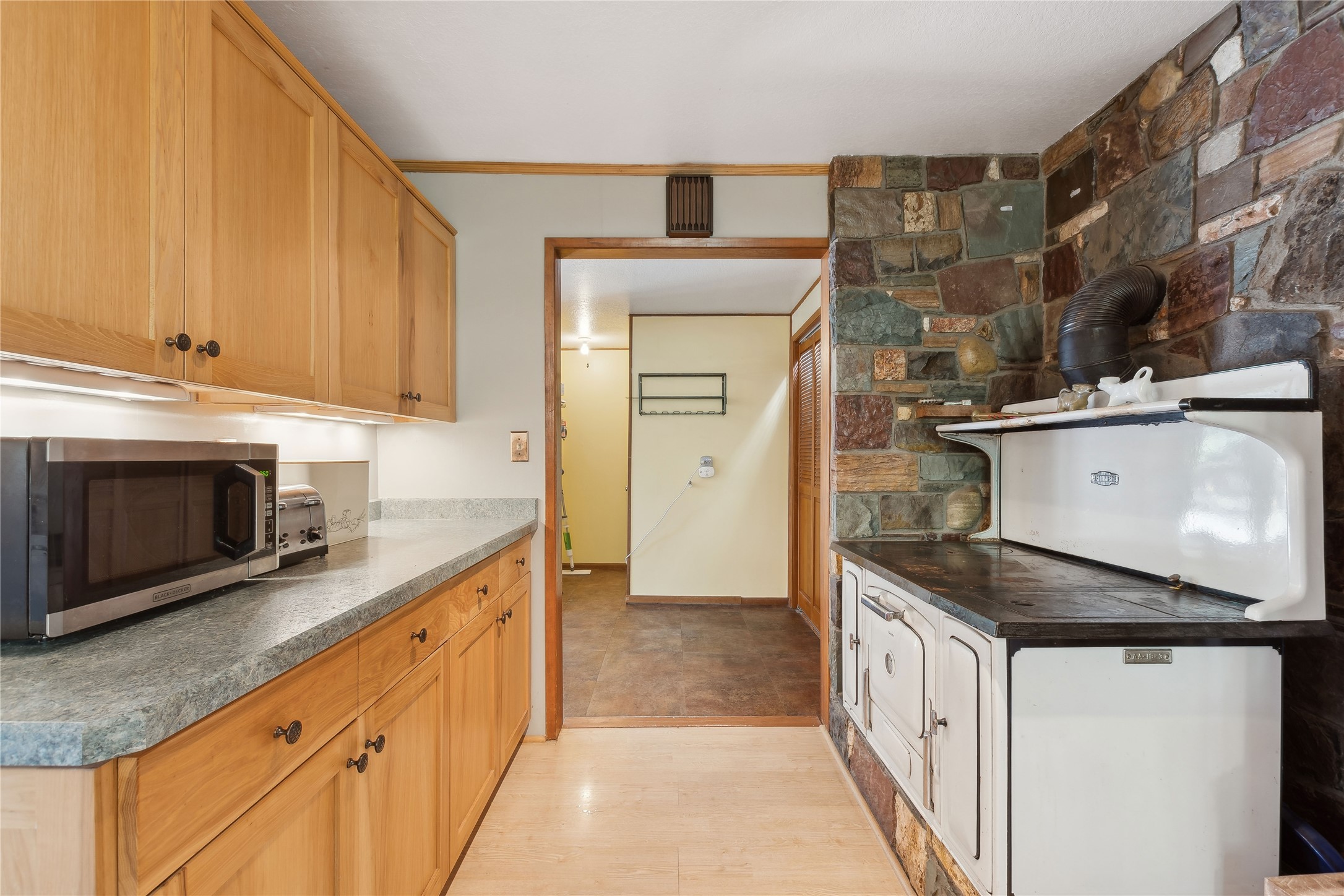 1627 Foothill Road Property Photo 14