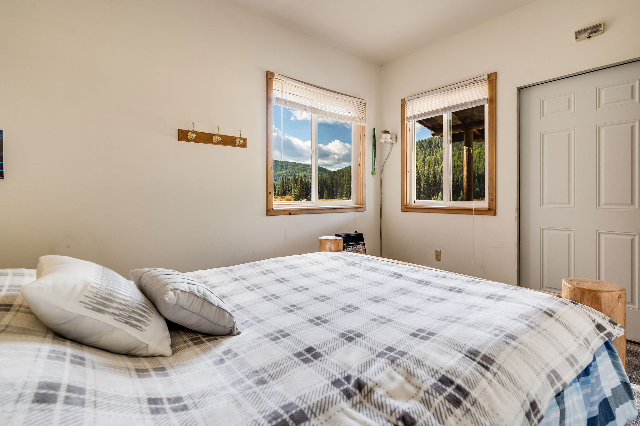 2560 Mountain Meadow Road Property Photo 18