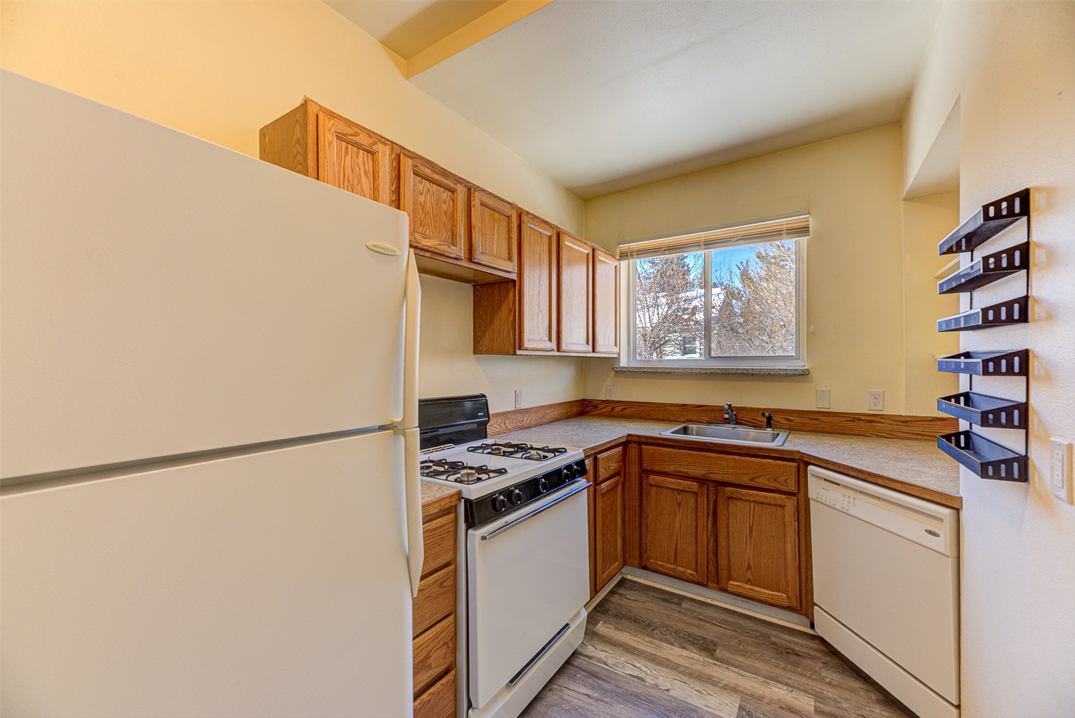 420 Knight Street Property Photo 7