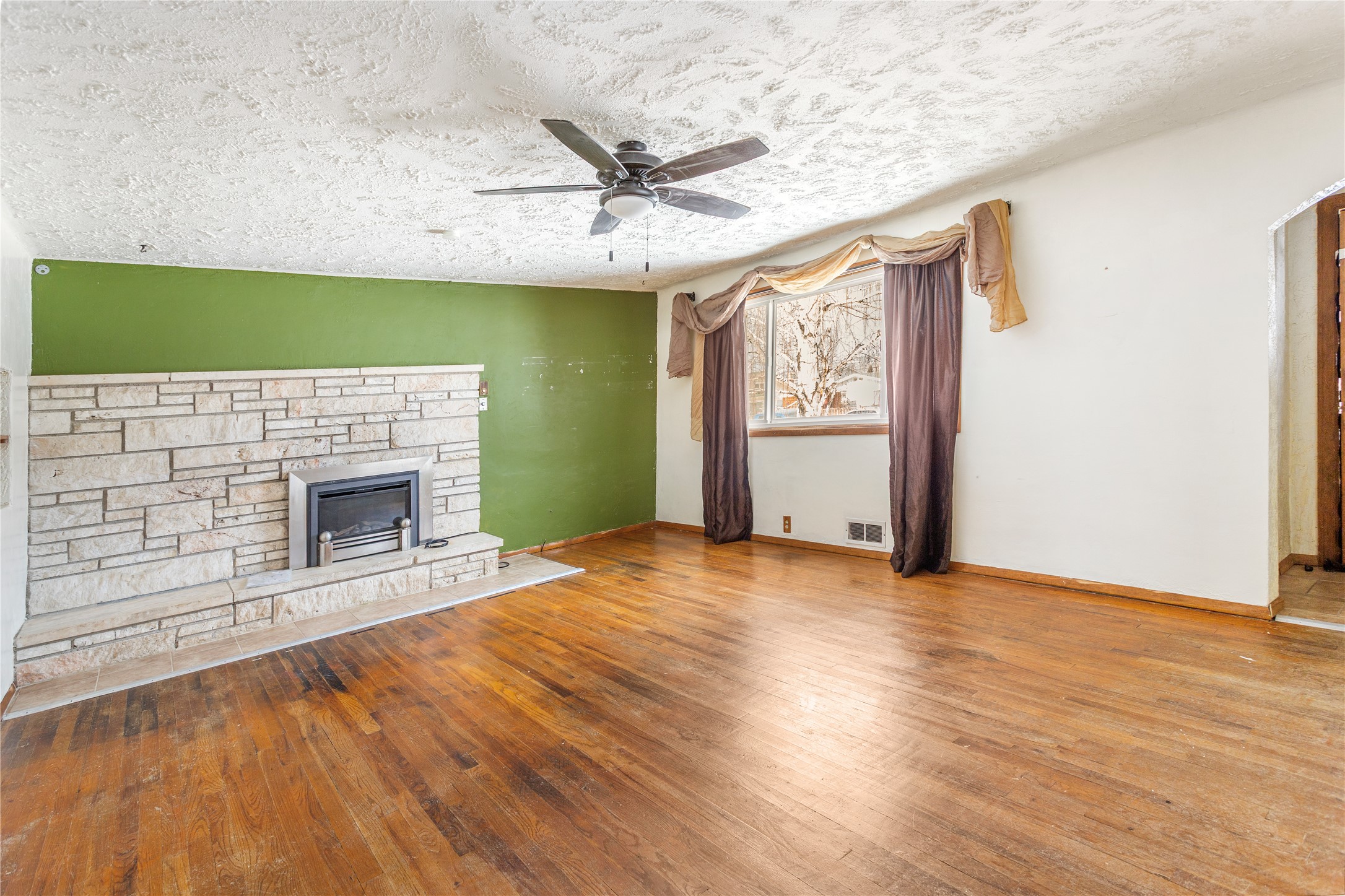 1950 Wall Street Property Photo 6