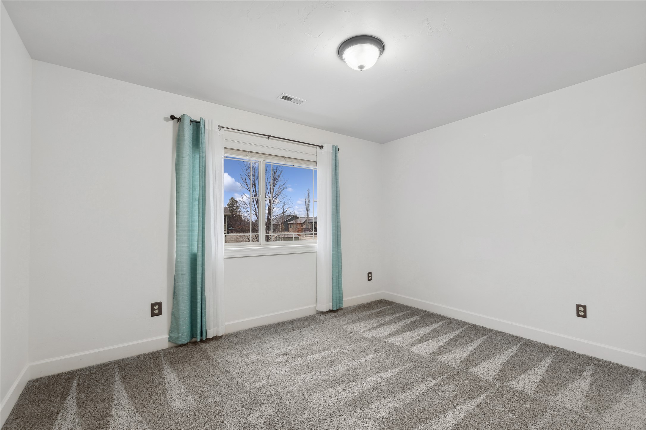 208 Weimar Way Property Photo 33