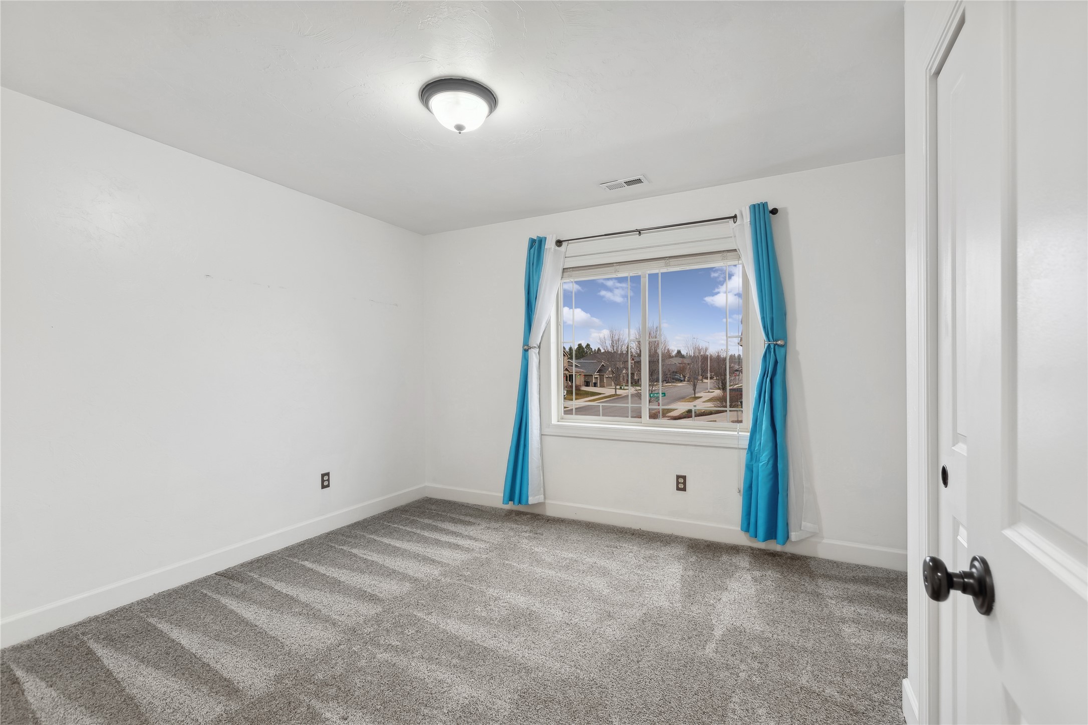 208 Weimar Way Property Photo 35