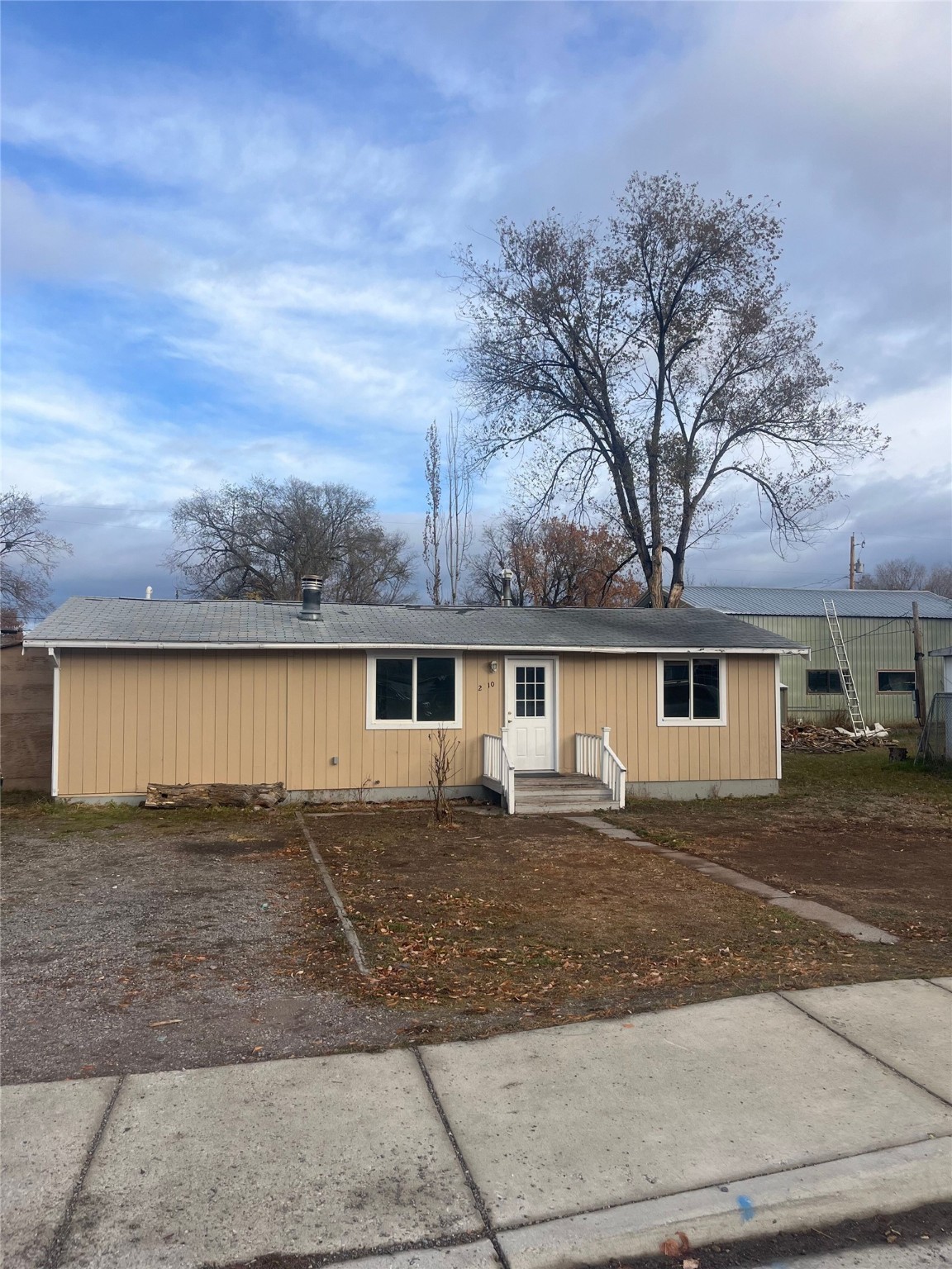 2210 Benton Avenue Property Photo 2