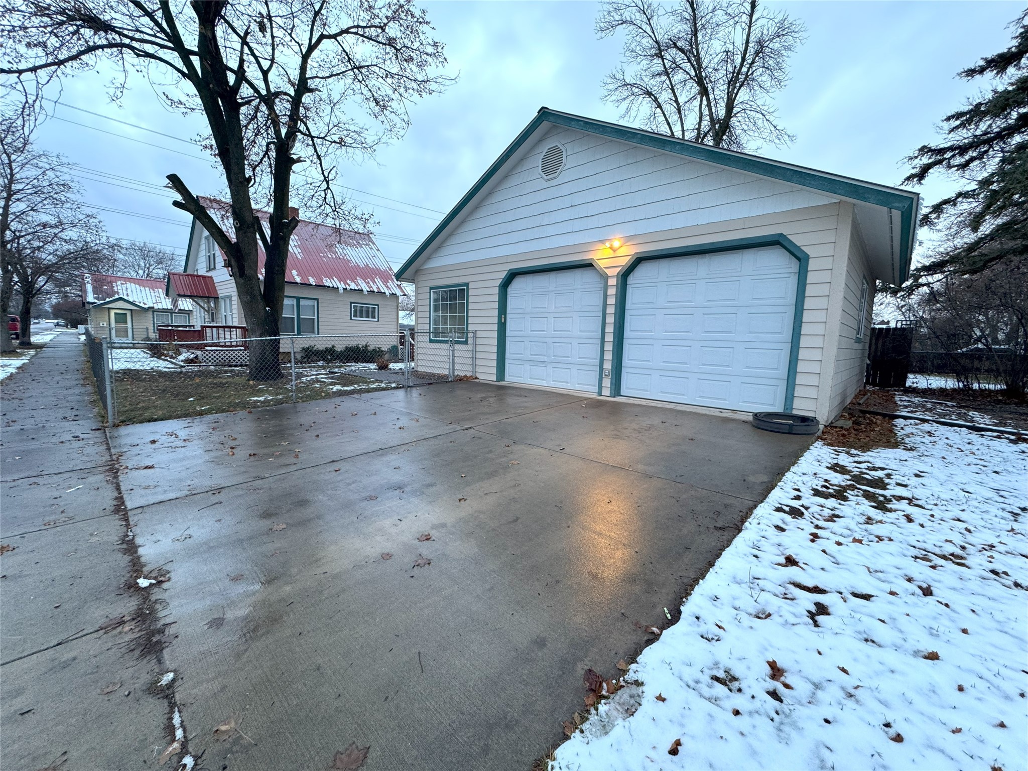 715 2nd Street W Property Photo 1