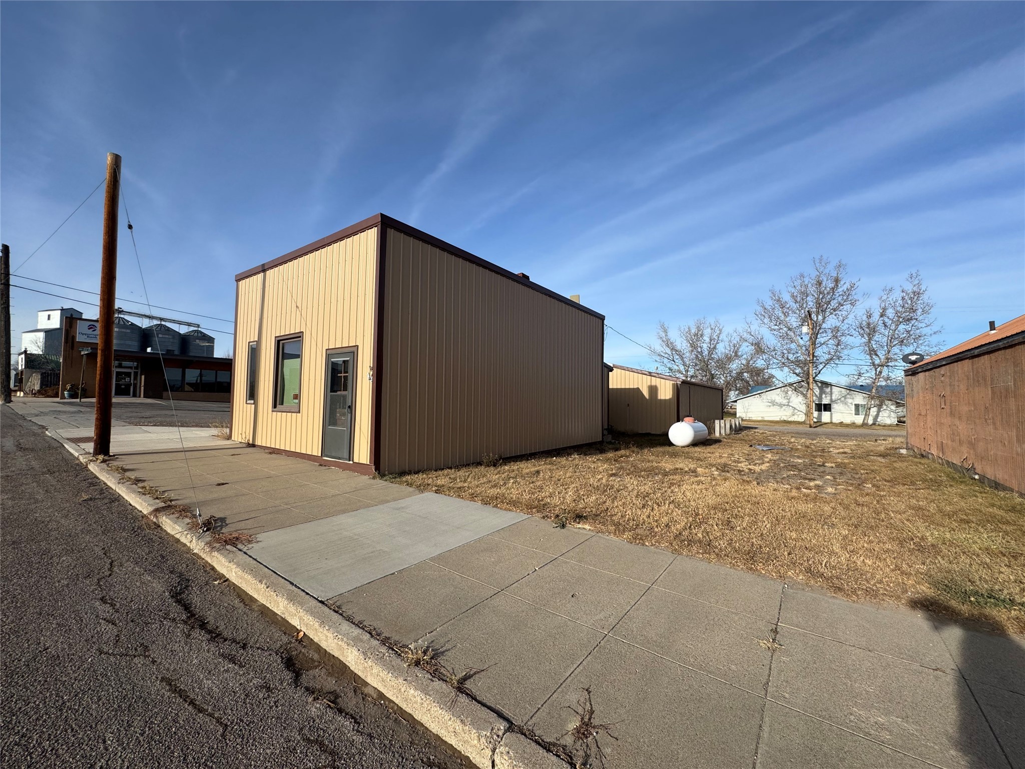25 Main Street W Property Photo