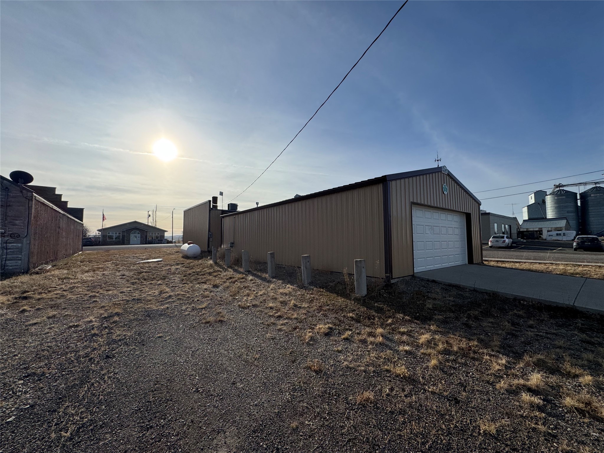 25 Main Street W Property Photo 15