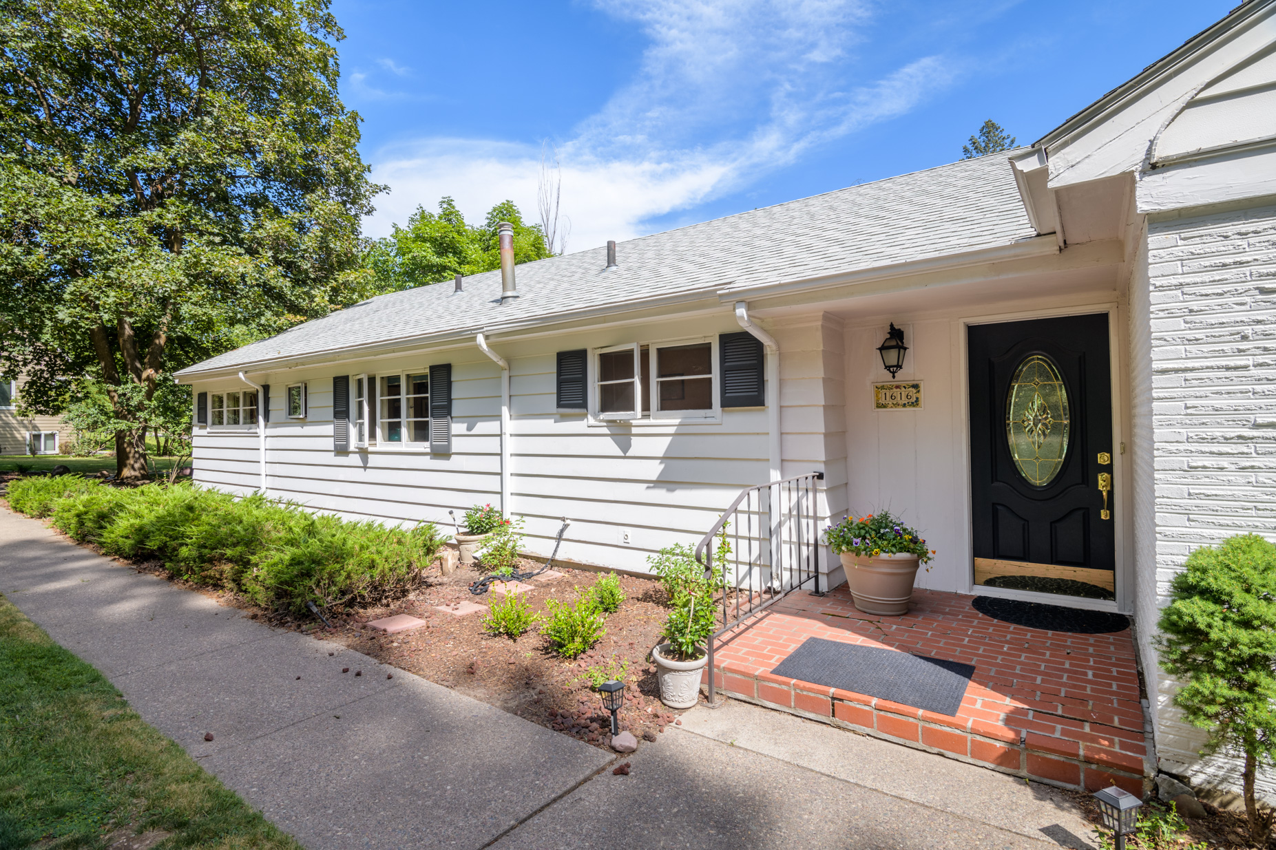 1616 Greenough Drive W Property Photo 4