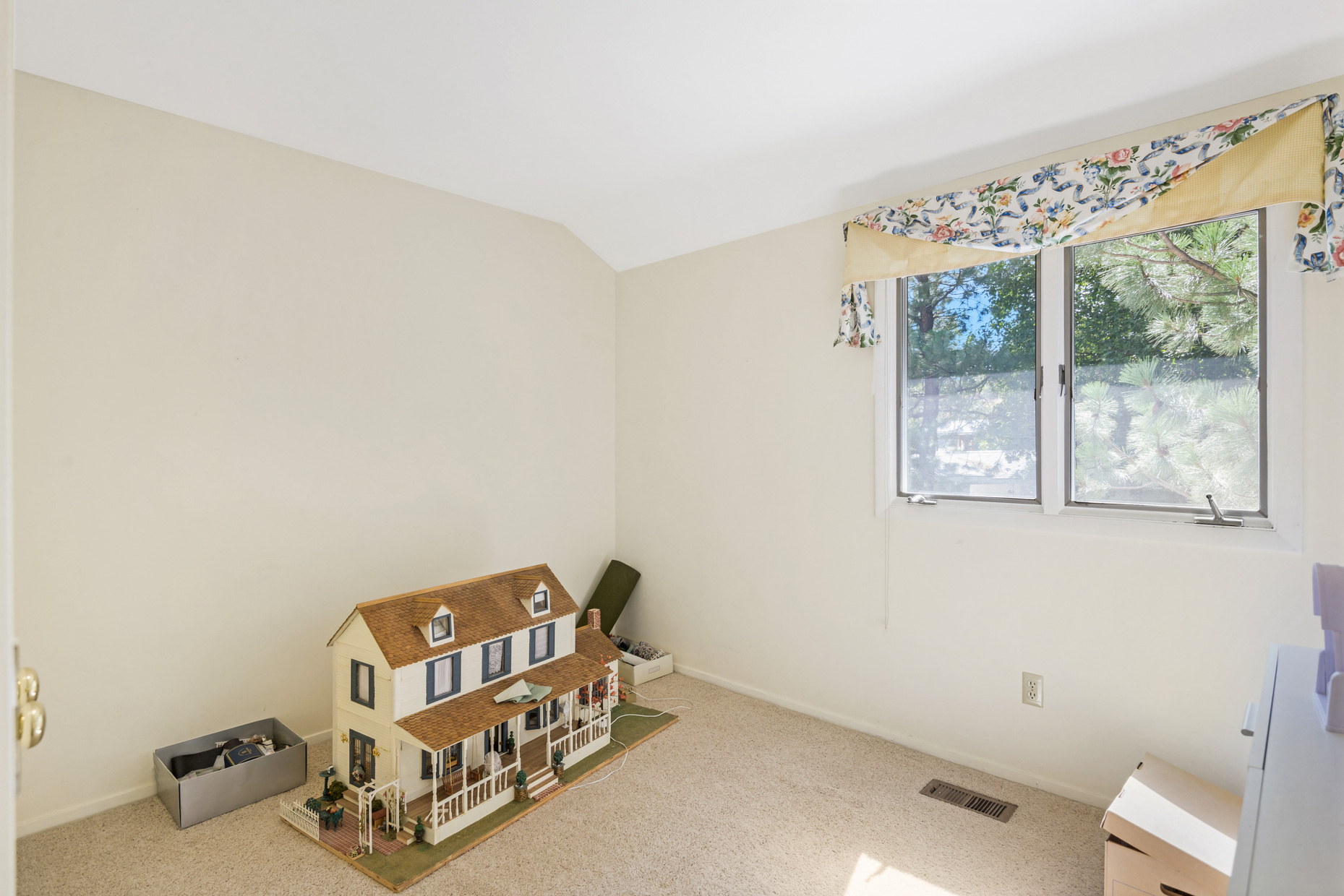 1616 Greenough Drive W Property Photo 41