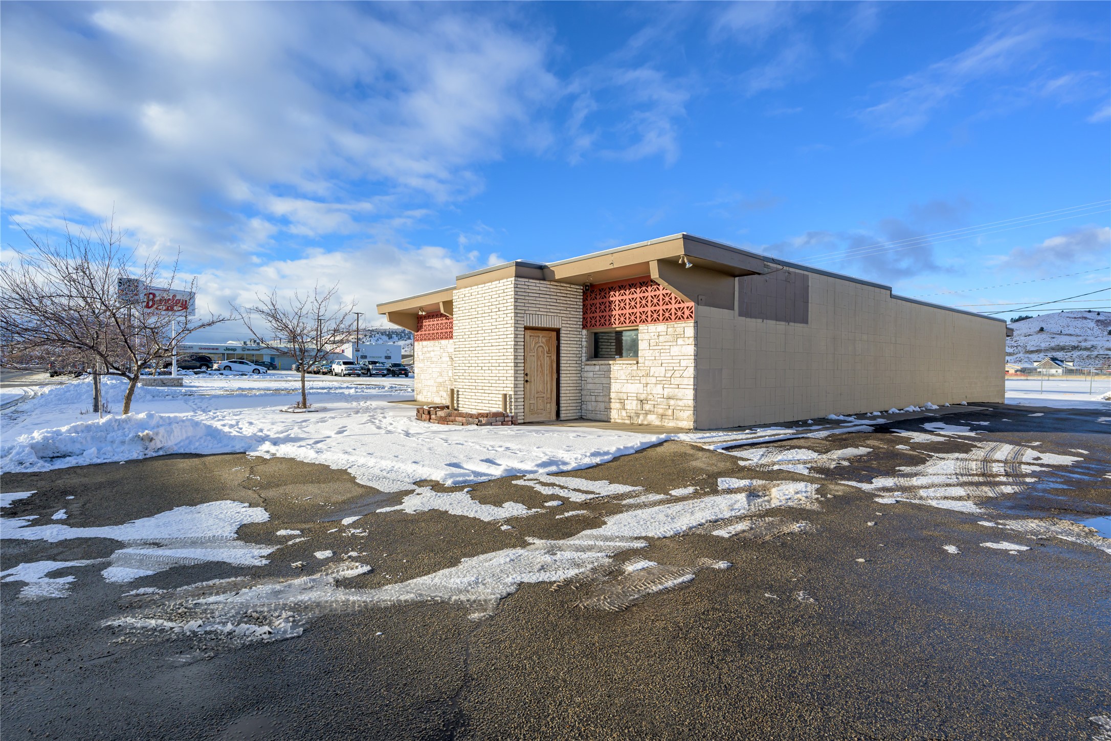 1300 E Commercial Avenue Property Photo