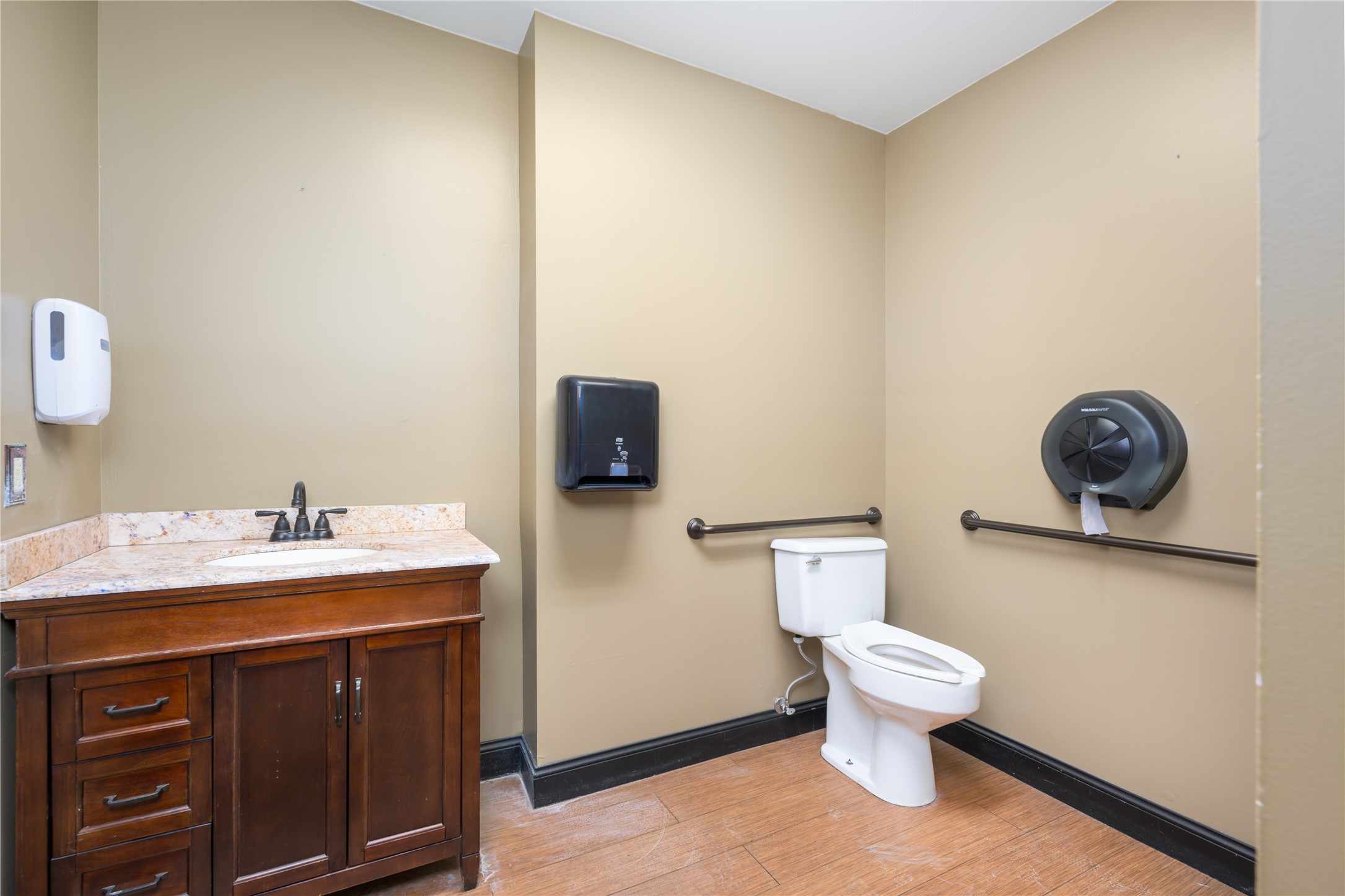 1300 E Commercial Avenue Property Photo 15