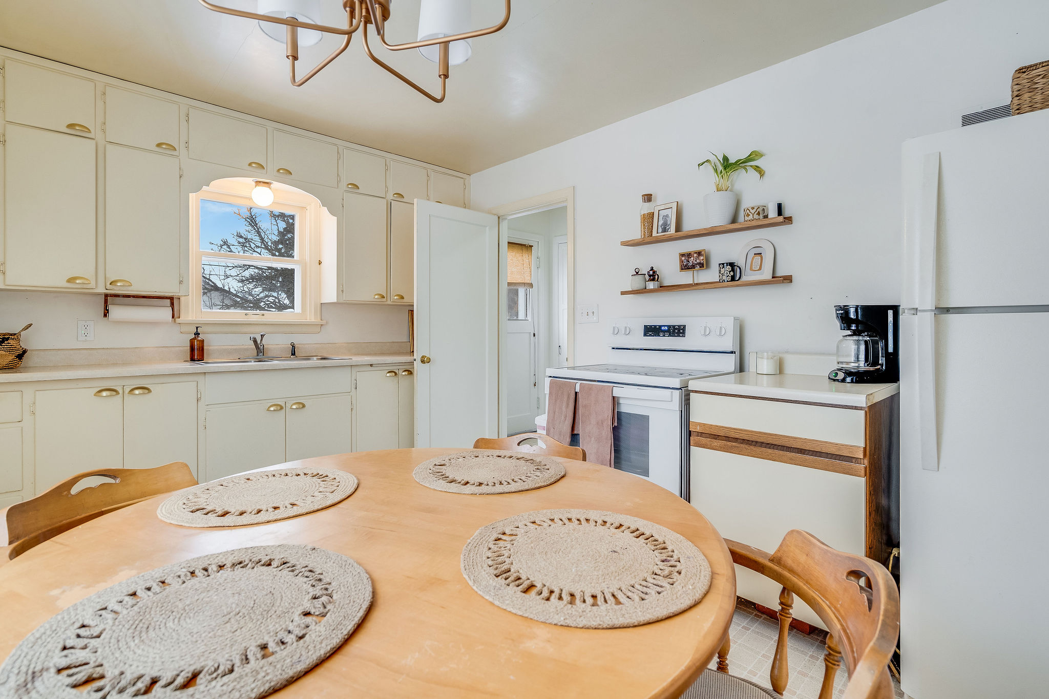 946 6th Avenue E Property Photo 17