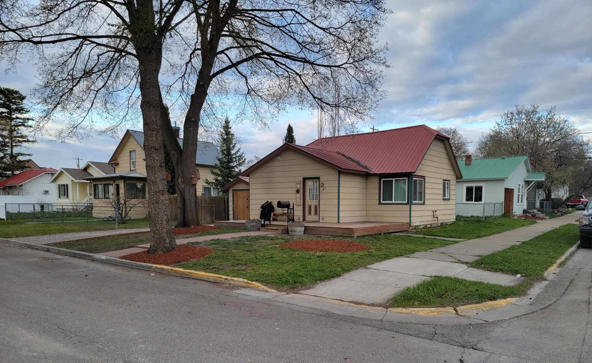 145 6th Avenue W Property Photo 1