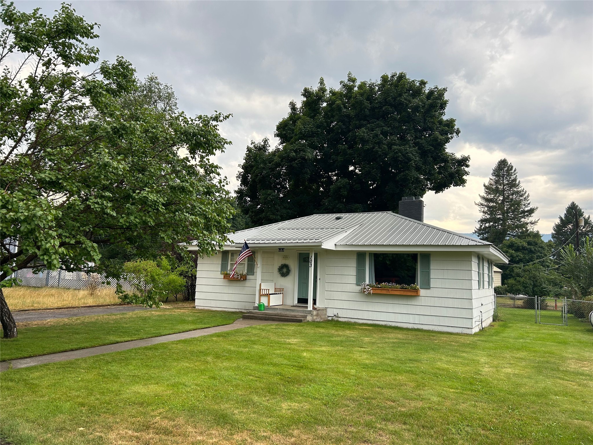 103 W Oak Street Property Photo 2