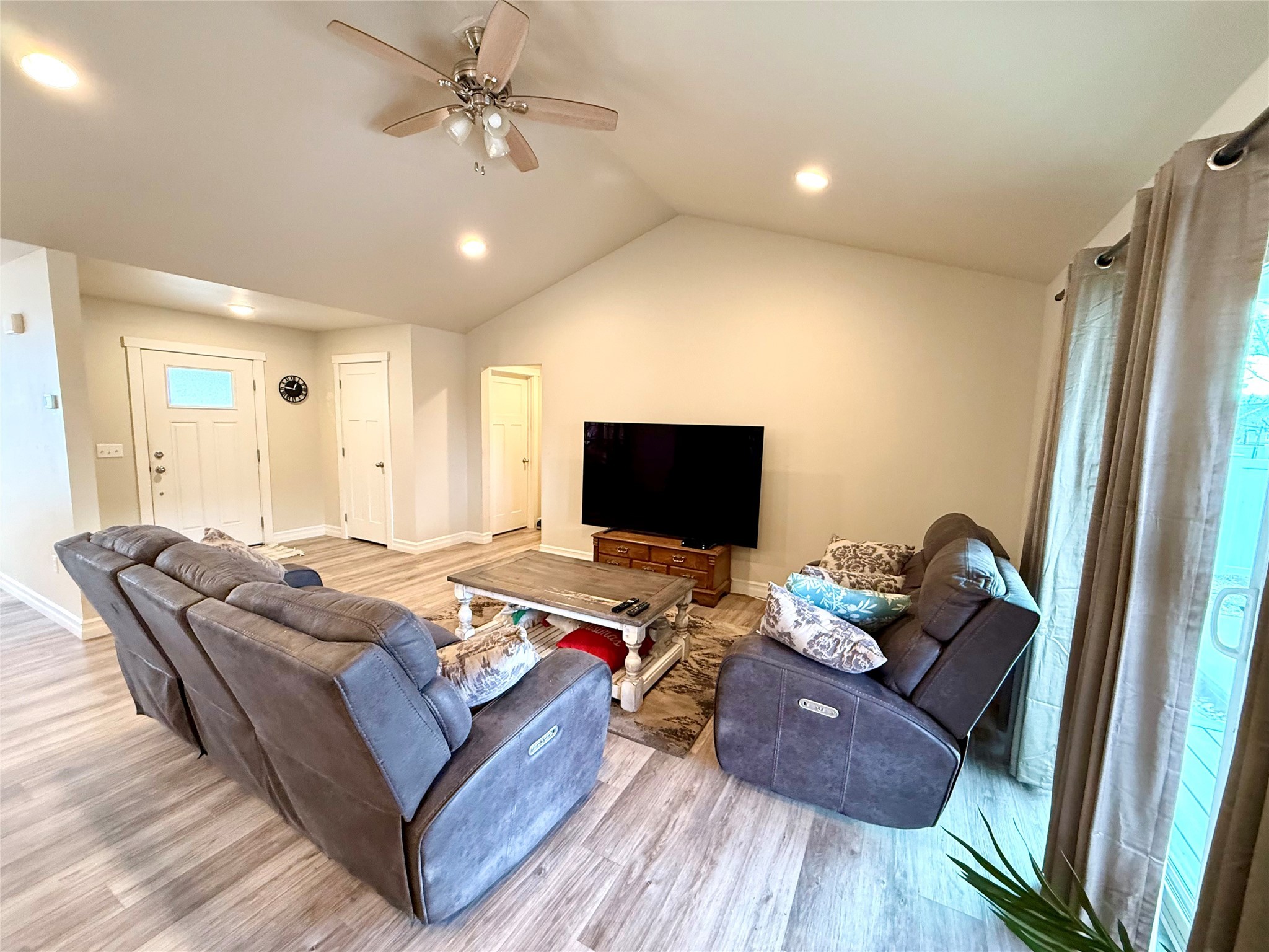 1158 W 14th Avenue W Property Photo 8