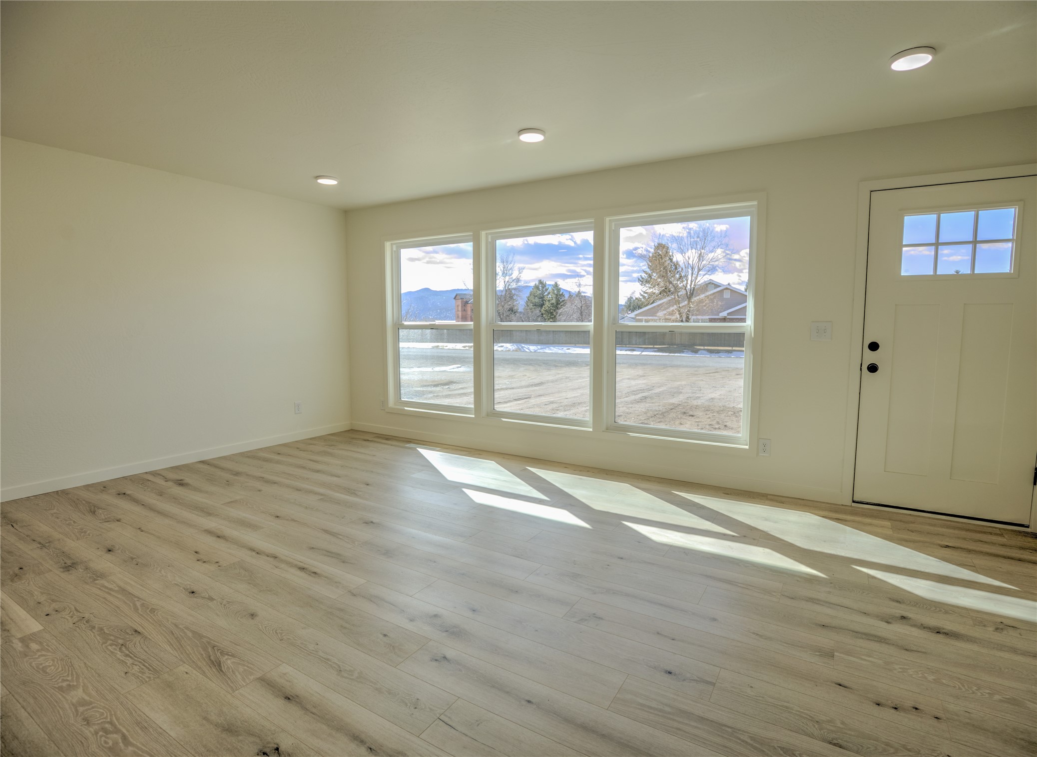 305 W 4th Avenue Property Photo 2