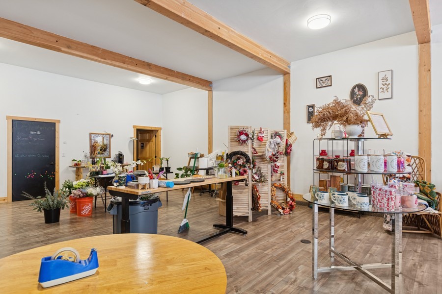 527 Nucleus Avenue Property Photo 8