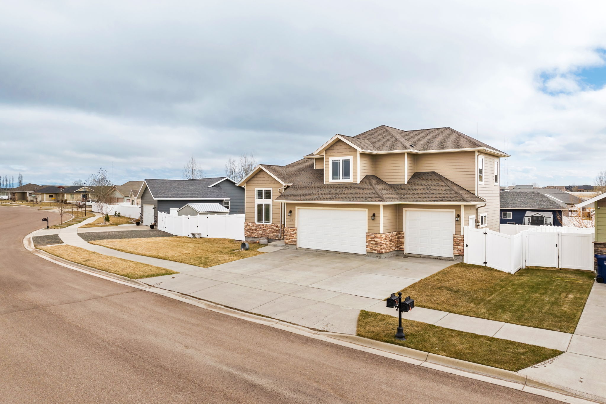 1012 46th Avenue Ne Property Photo 1