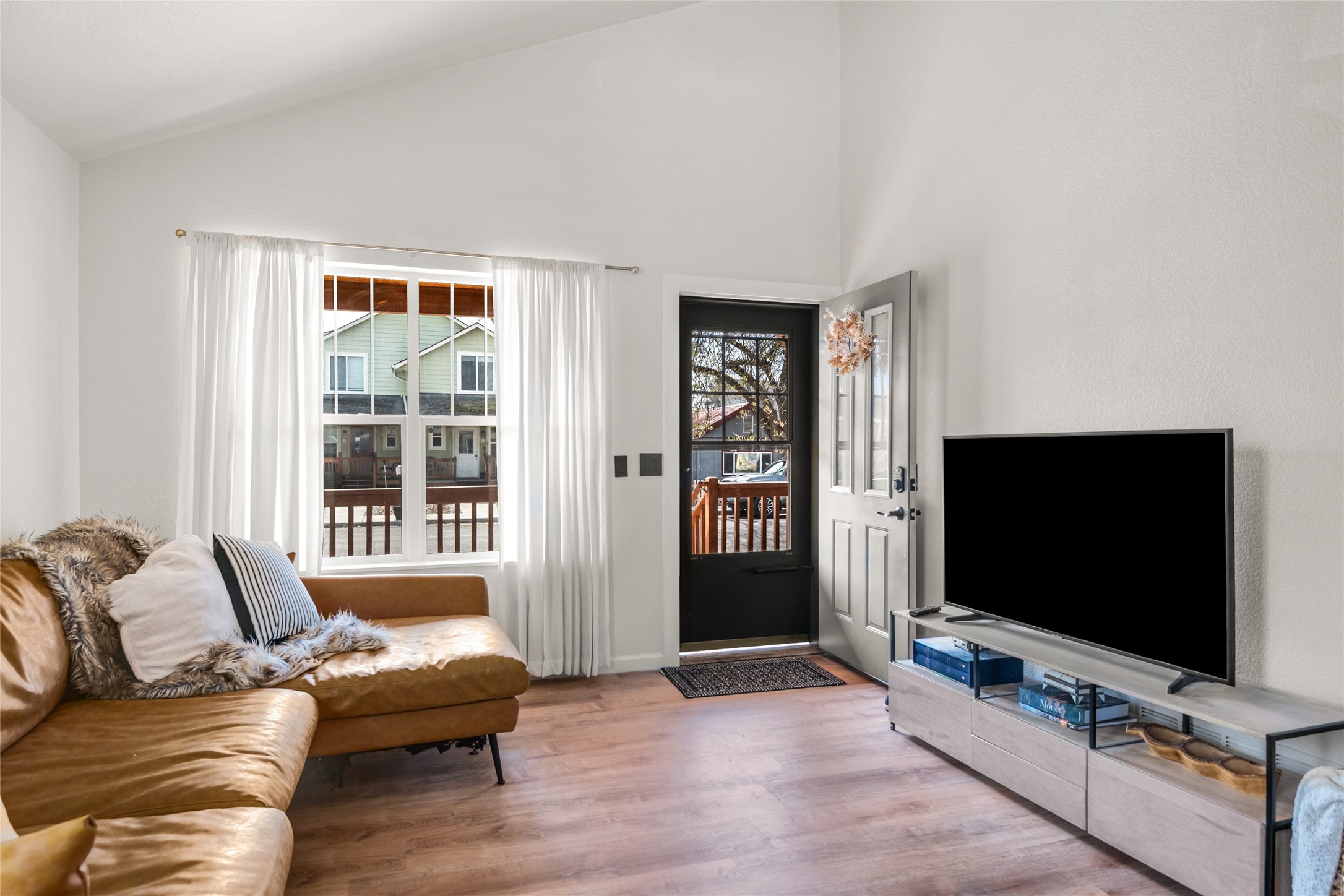 2144 W Kent Avenue Property Photo 1