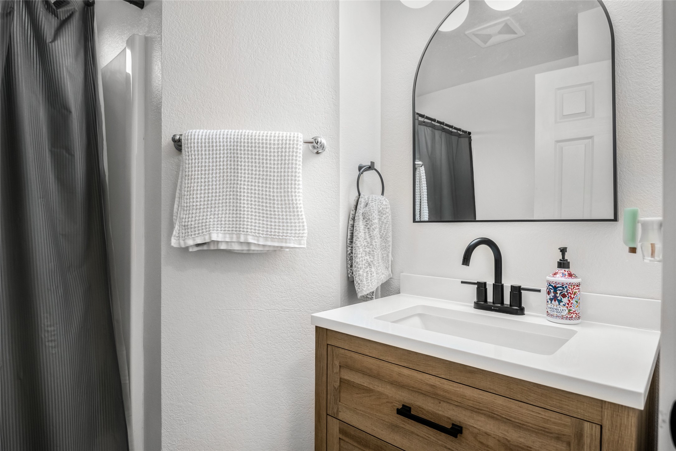 2144 W Kent Avenue Property Photo 8