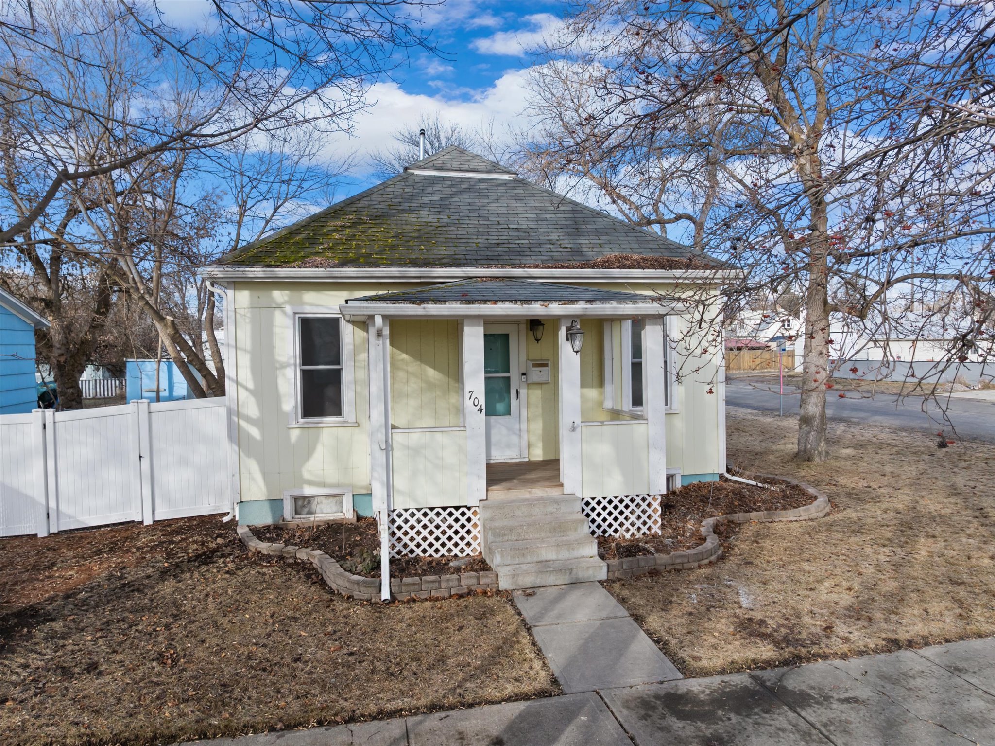 704 6th Avenue W Property Photo