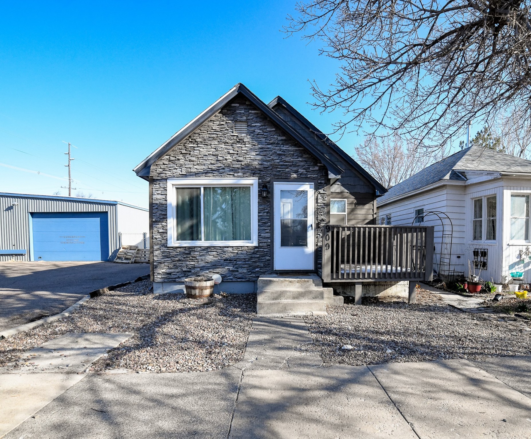 909 4th Avenue S Property Photo 1