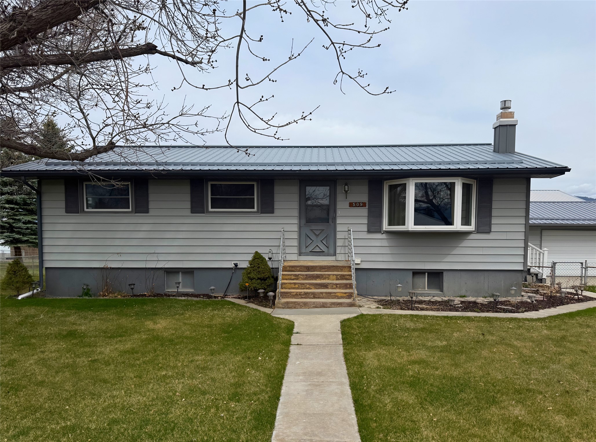 509 1st Street E Property Photo