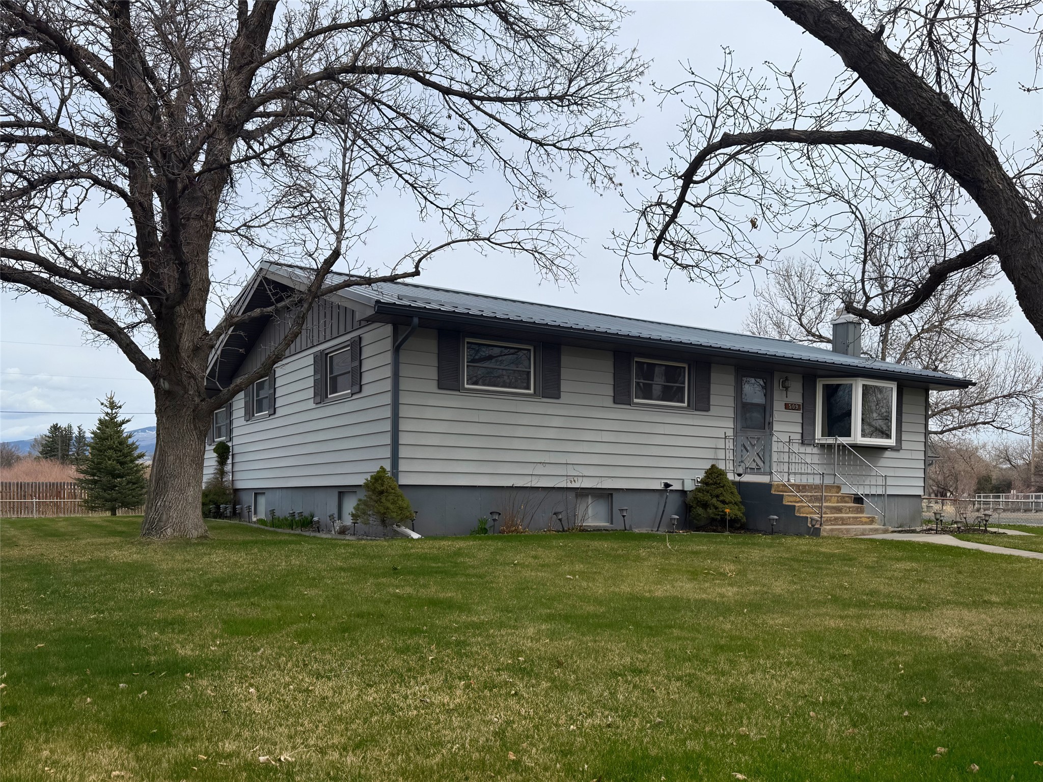 509 1st Street E Property Photo 27