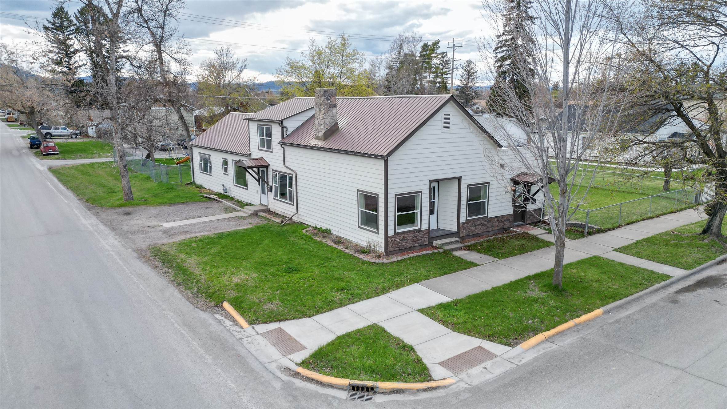705 7th Street W Property Photo