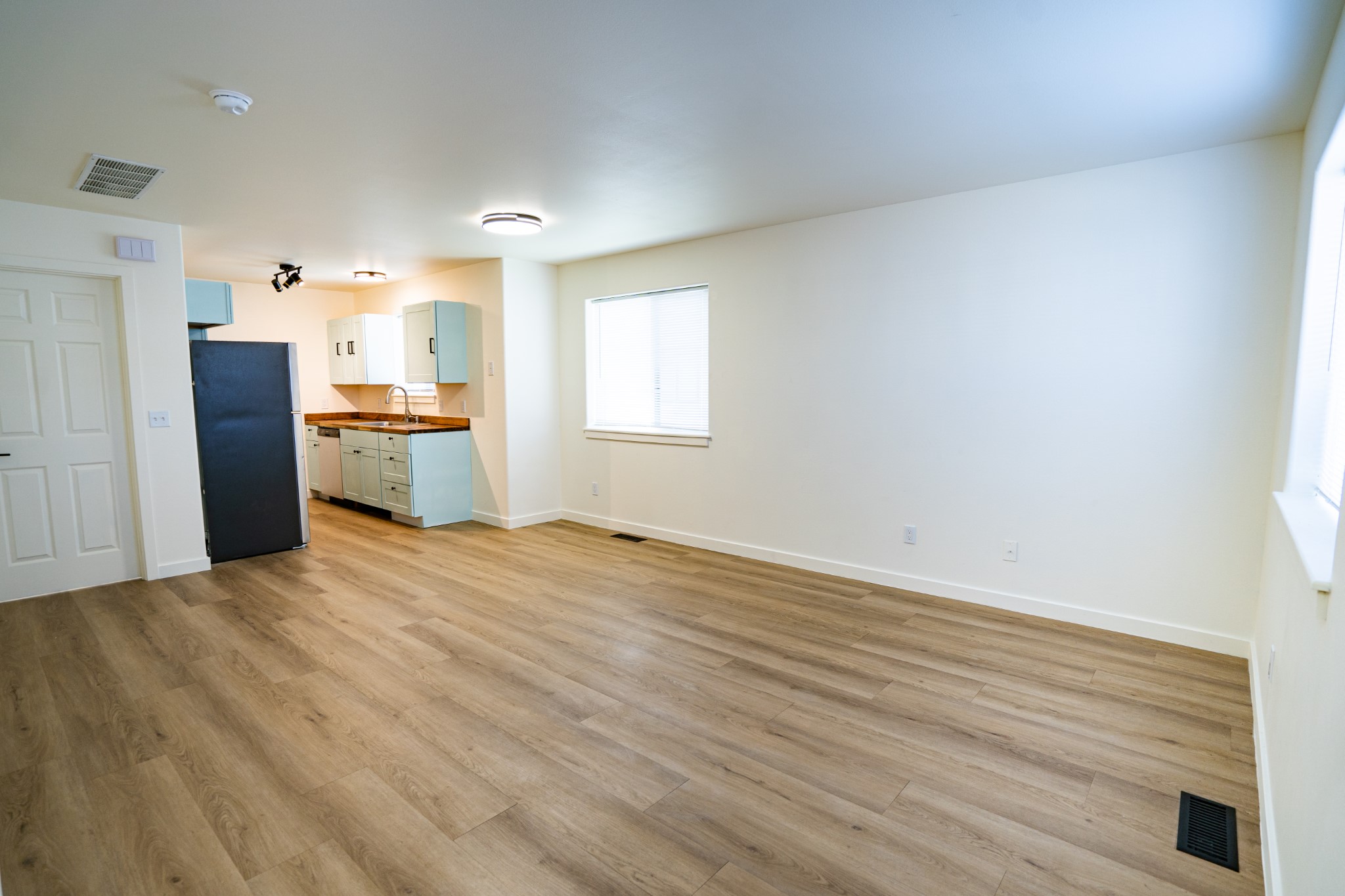2402-2418 Leo Avenue Property Photo 9