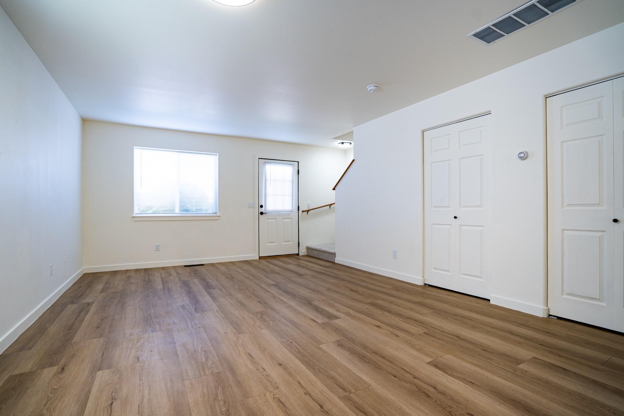 2402-2418 Leo Avenue Property Photo 10