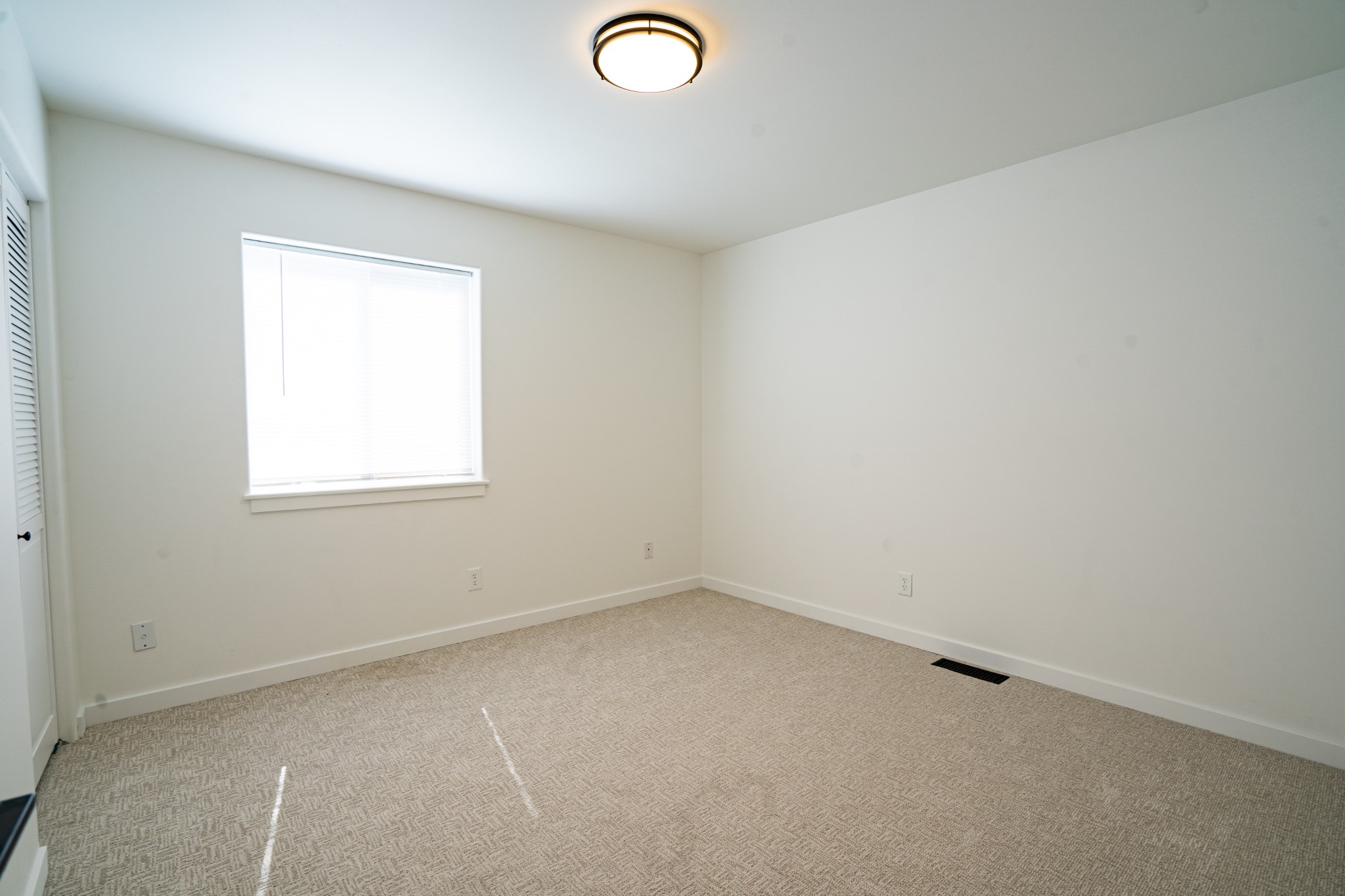 2402-2418 Leo Avenue Property Photo 27