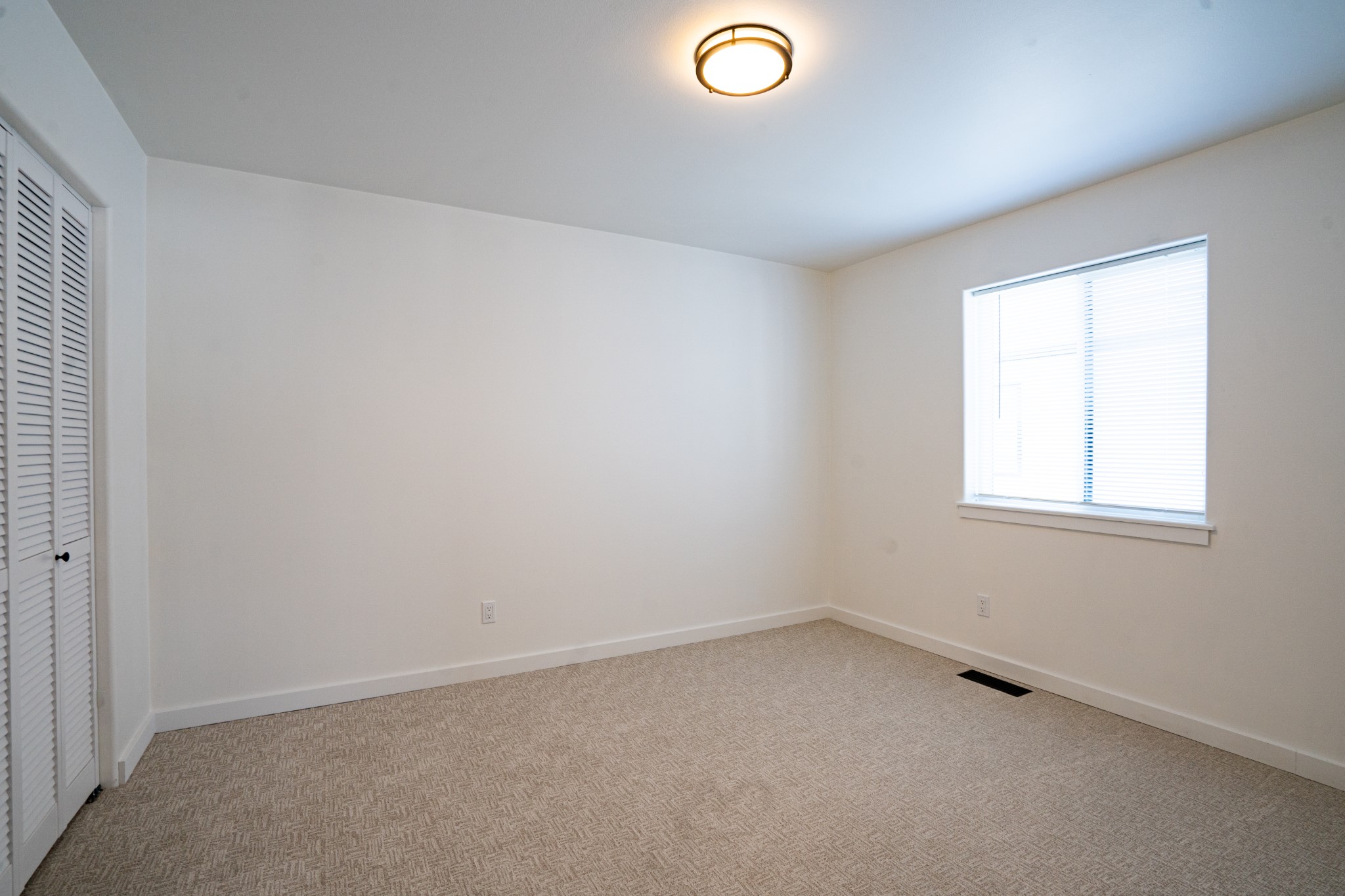 2402-2418 Leo Avenue Property Photo 40