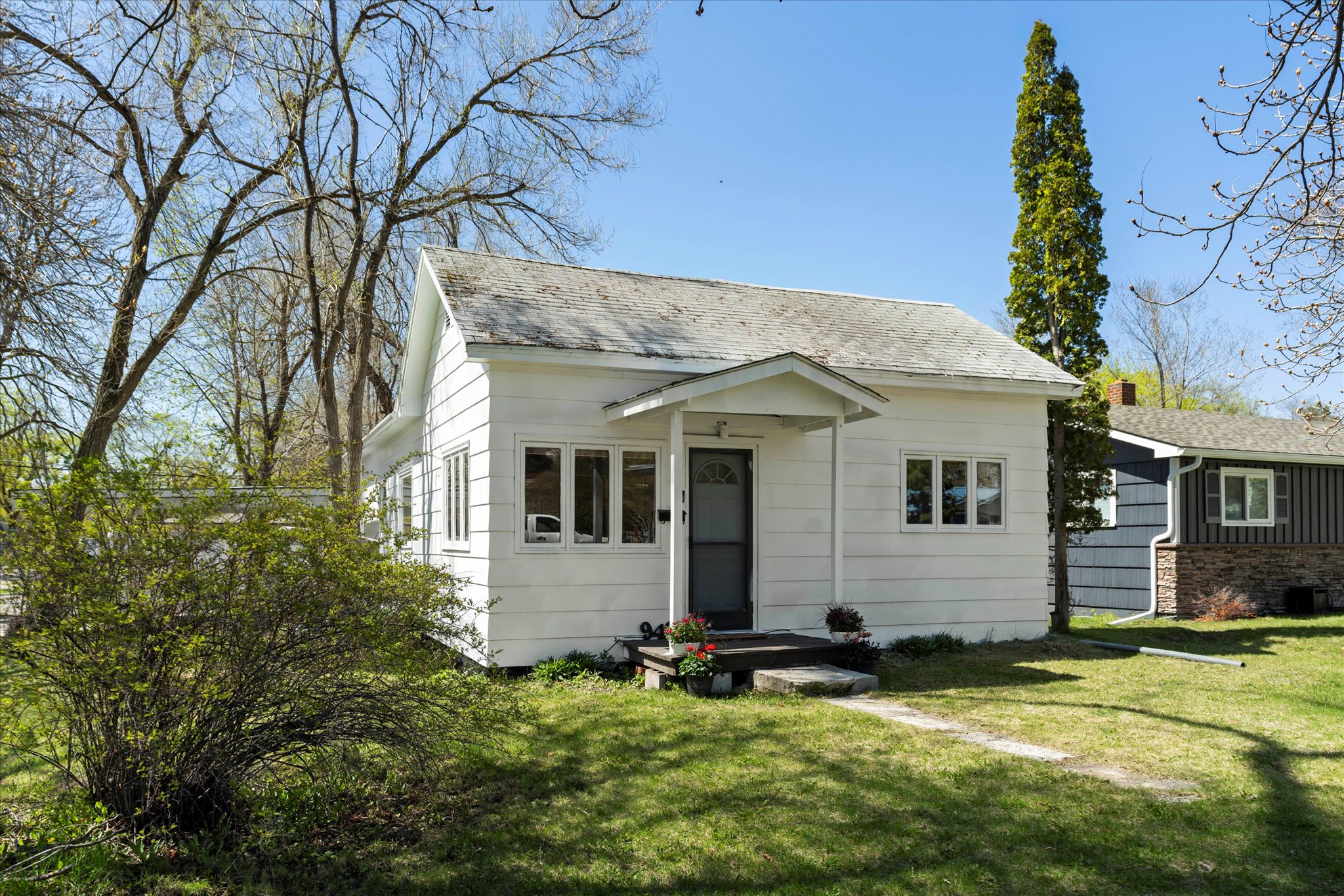 946 5th Avenue E Property Photo 1