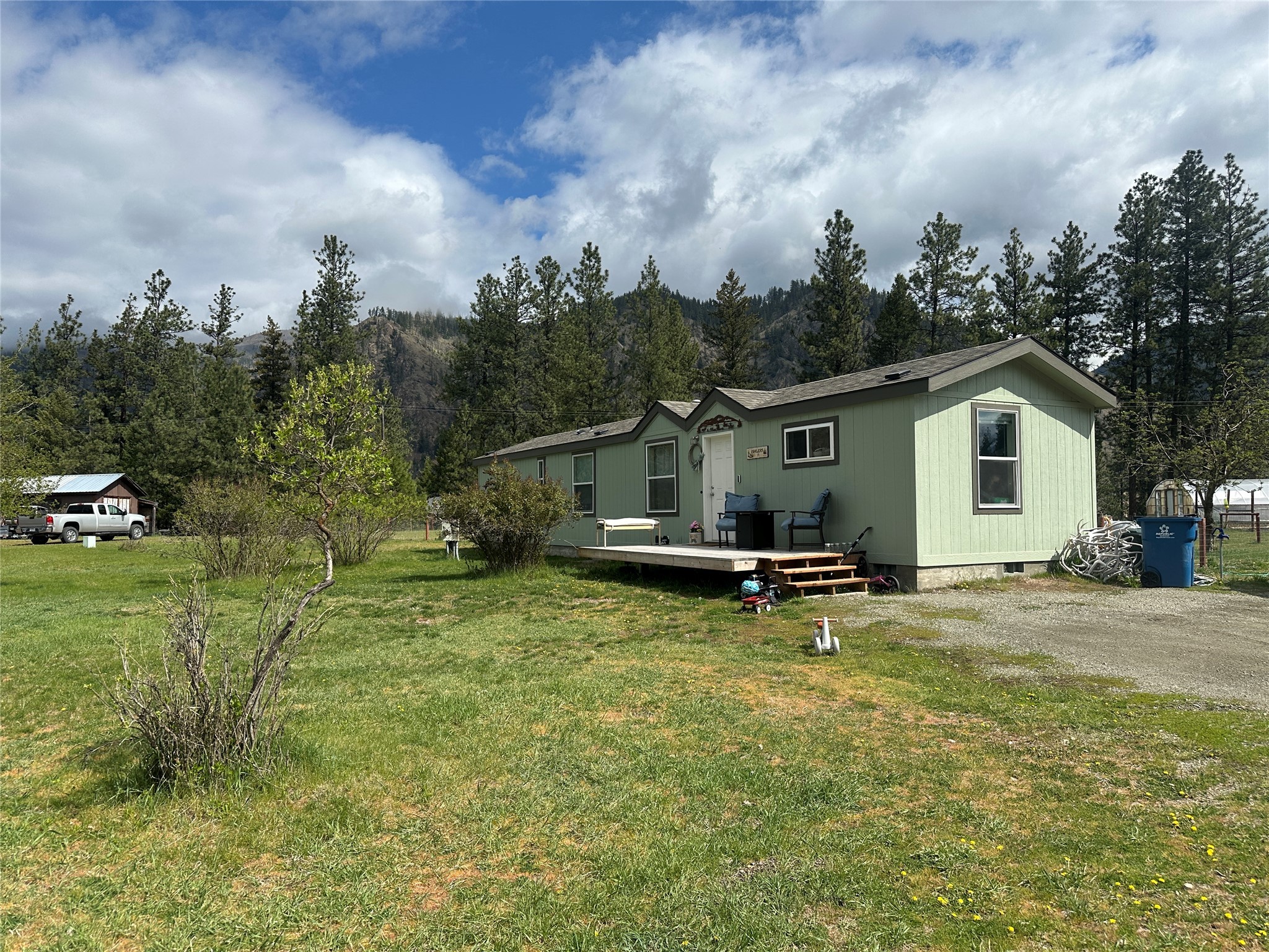 331 Tami Drive E Property Photo 1