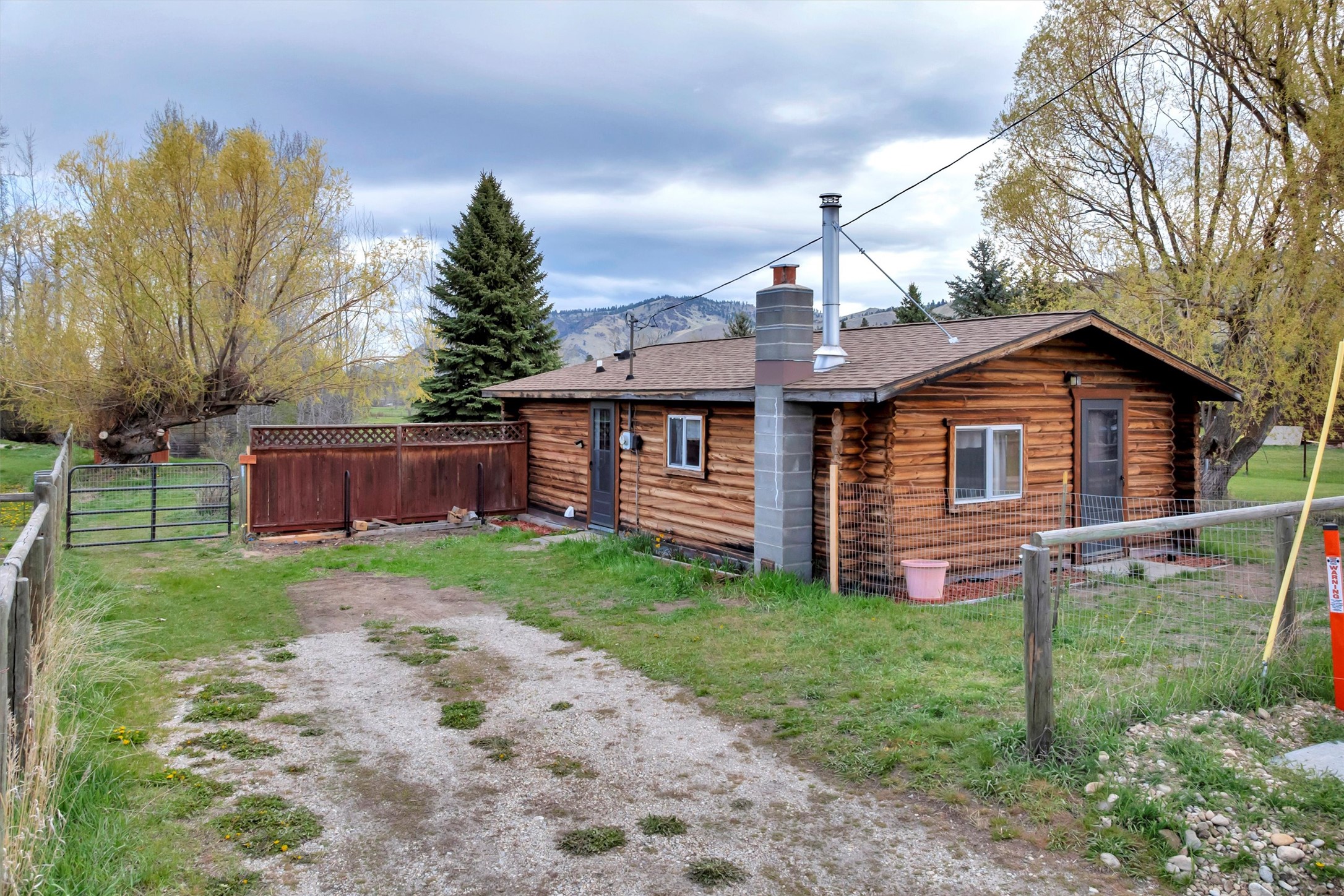 124 Golden Way Property Photo 1