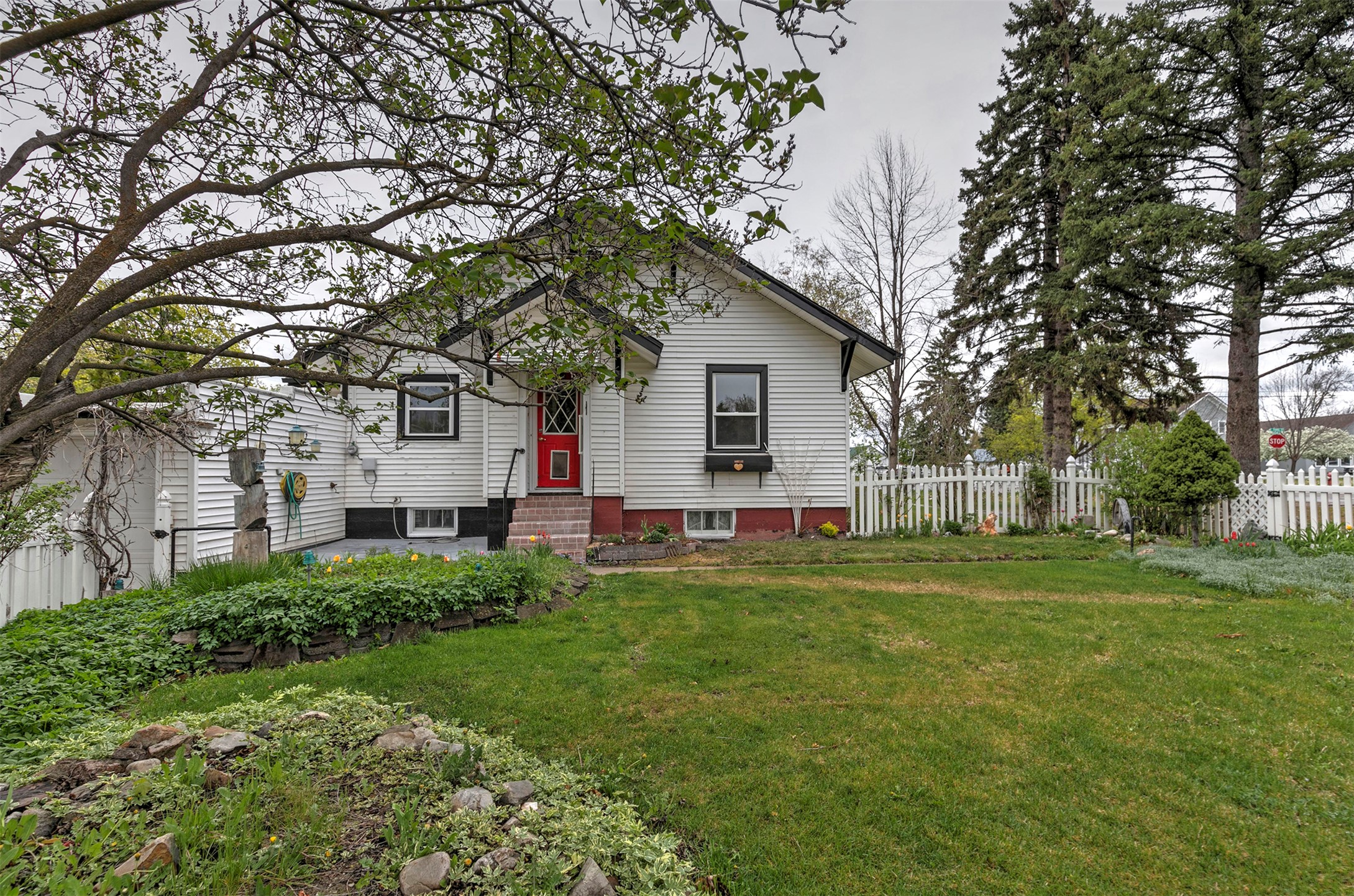 301 College Street Property Photo