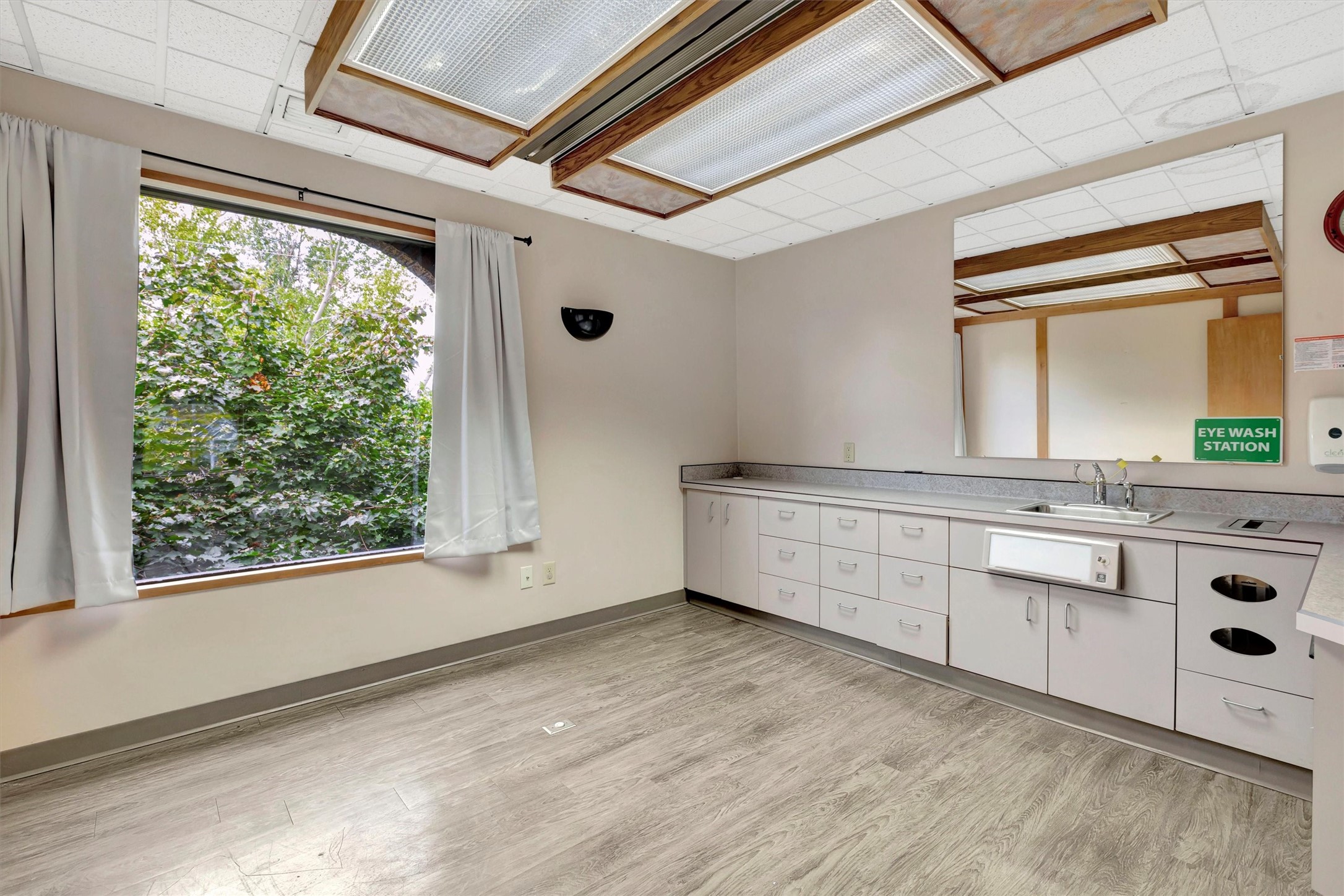 690 Sw Higgins Avenue E&f Property Photo 4
