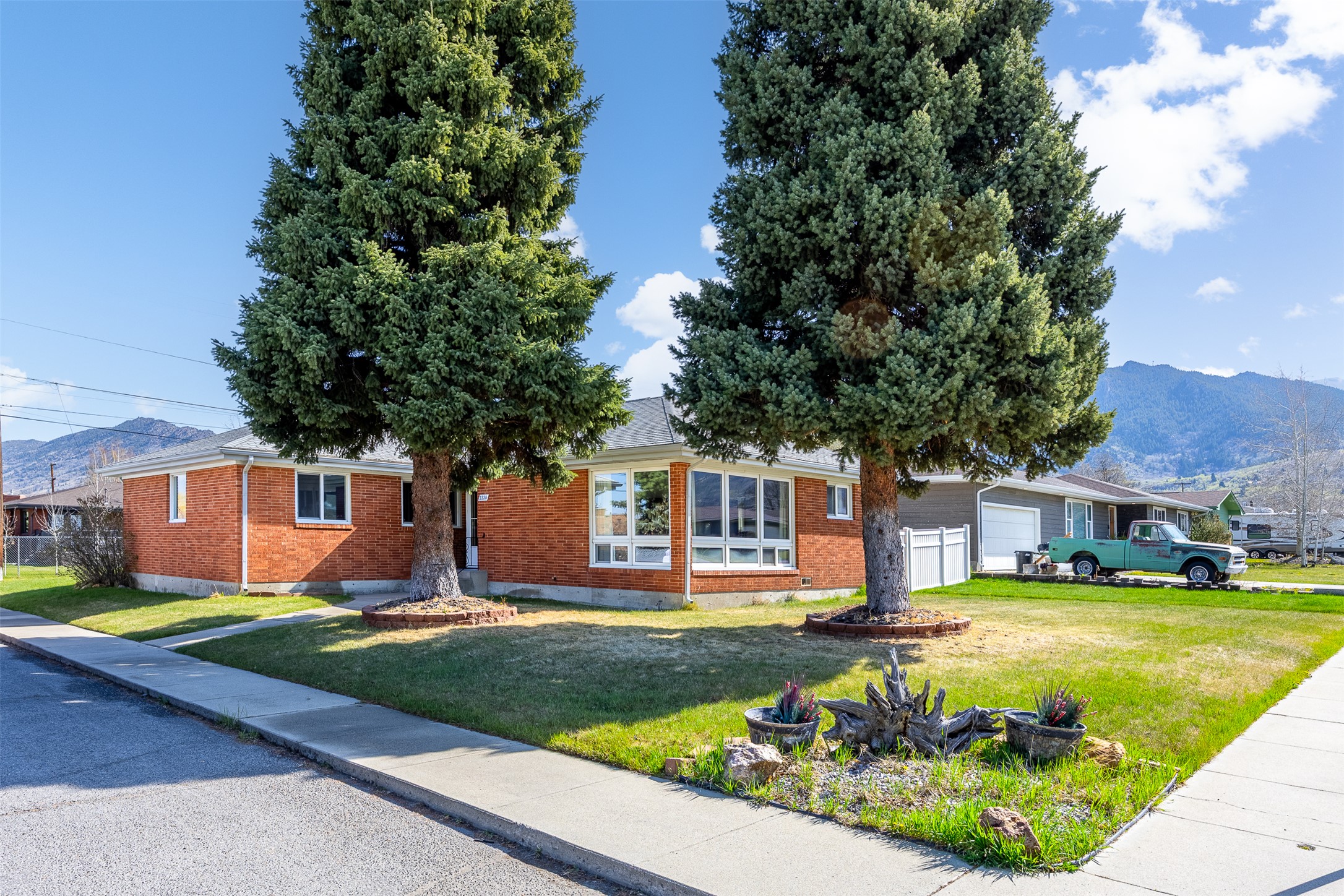 2220 Sheridan Avenue Property Photo 1