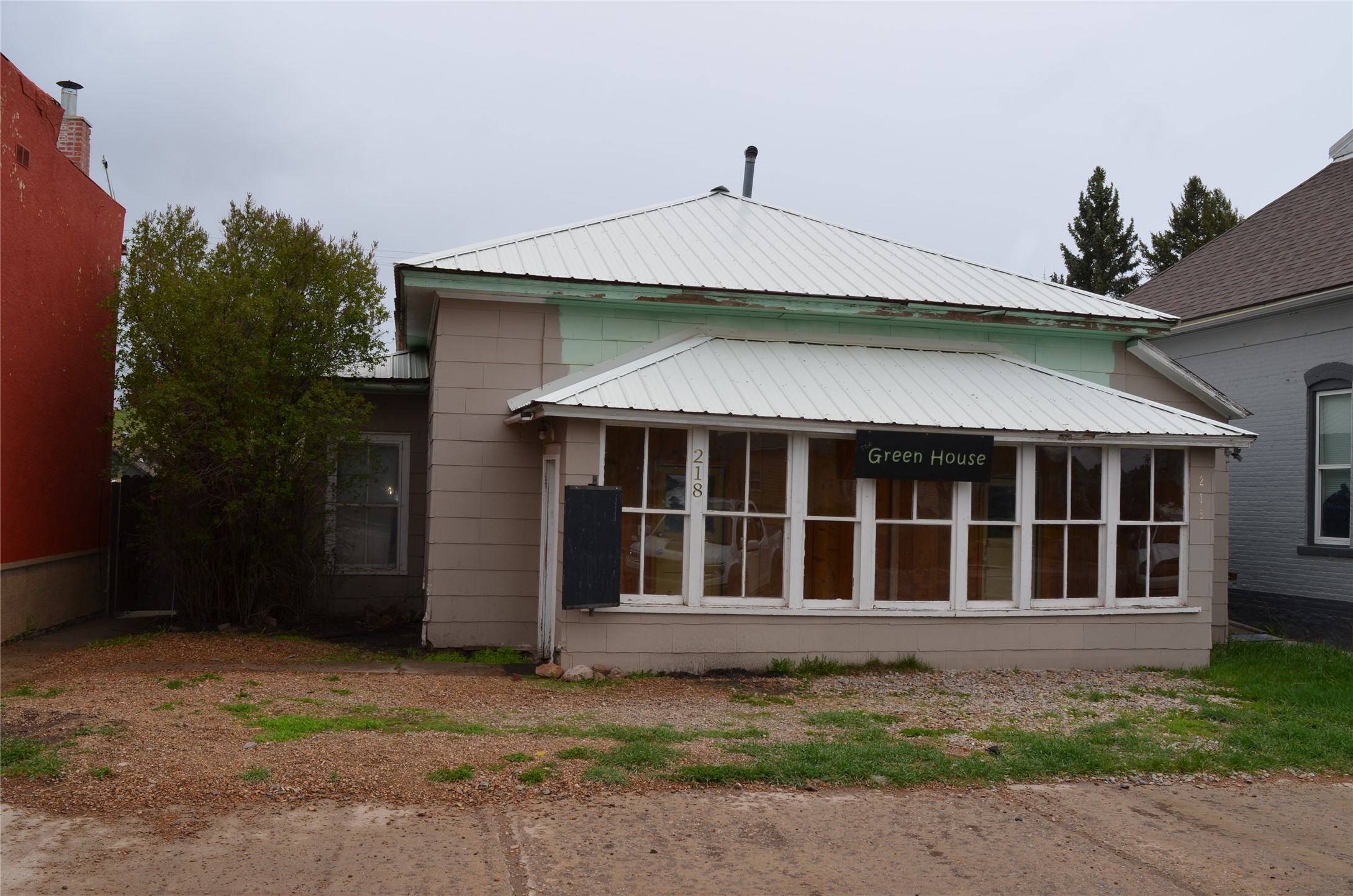 218 W Broadway Street Property Photo 1
